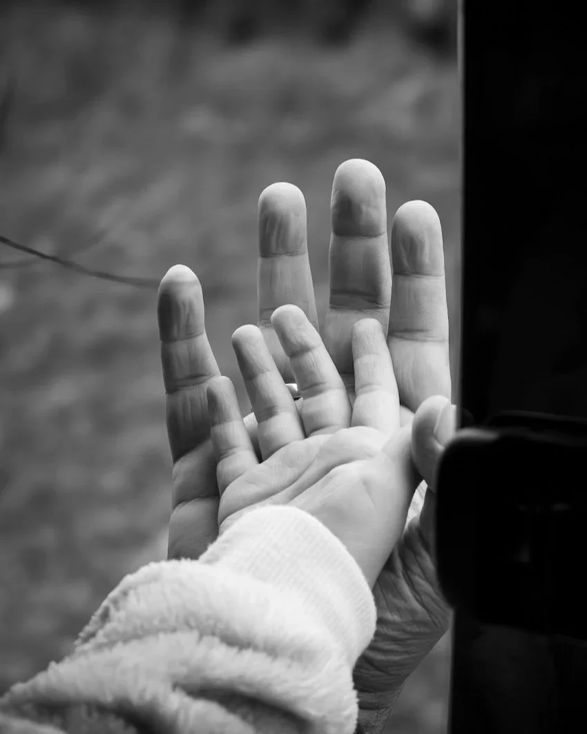 „Mutter hält die Hand ihres Babys – Beziehung und Sicherheit statt Perfektion.“