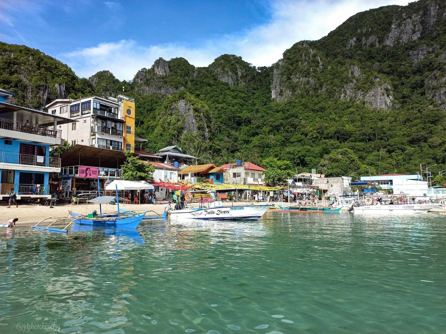 𝙀𝙡 𝙉𝙞𝙙𝙤'𝙨 Harbour area with the beautiful 𝙗𝙖𝙘𝙠𝙙𝙧𝙤𝙥. 

Turtle divers Speedboat ready for diving.

#elnido #town #shoreline #coast 
.
.

.
#Landscapelovers 
#Tourism  #wonderful_places #traveling  #elnidotown  #wanderlust  #beautifuldest