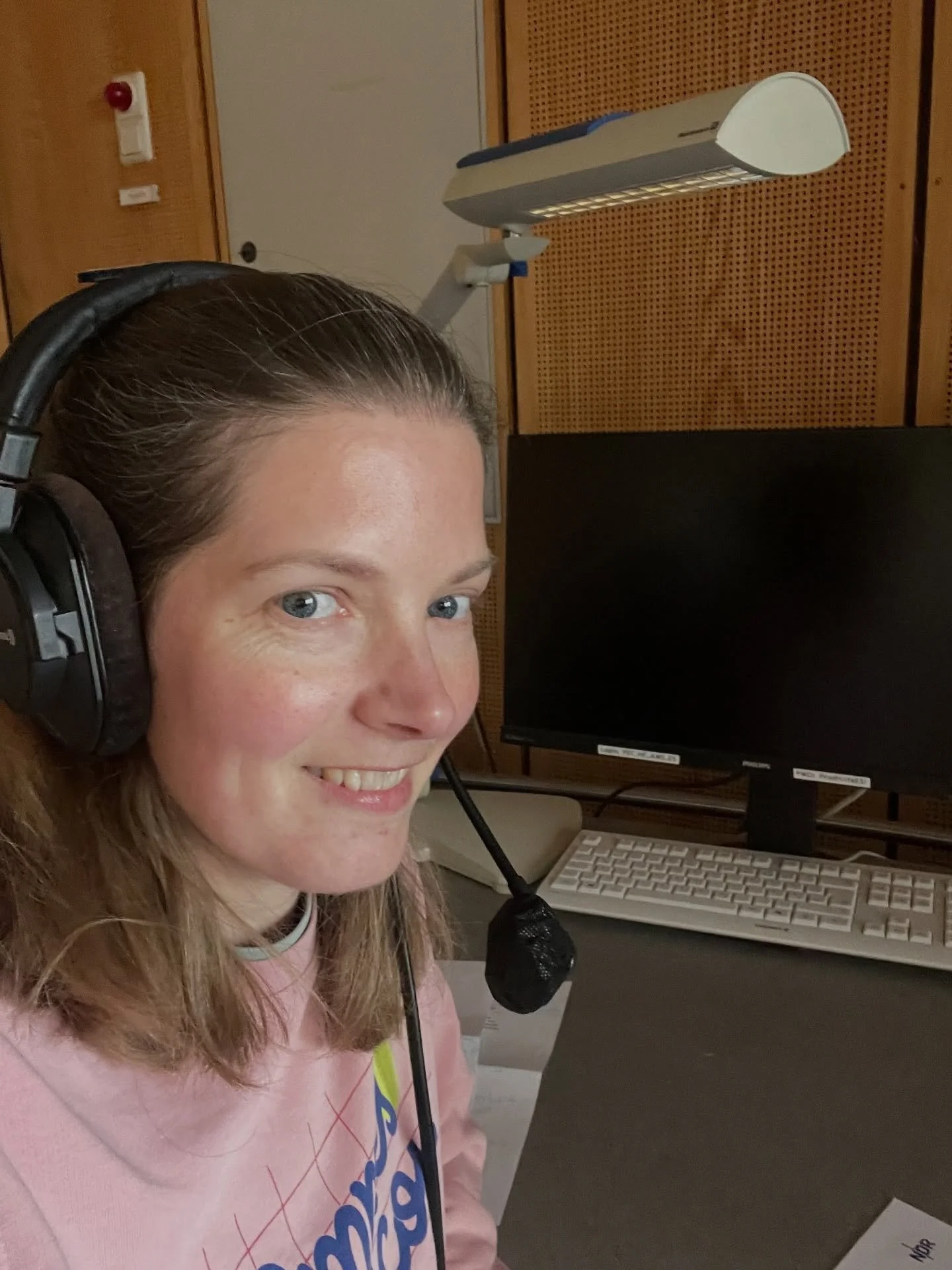 📻🎤🤩 Radiointerview 🤩🎤📻

Am Dienstag hatte ich mein allererstes Radiointerview - zum Gl&uuml;ck nicht live&hellip; das kann ja noch kommen 😅

Ich sa&szlig; allein in einem sogenannten Autarkstudio beim NDR hier in Hamburg. Der Redakteur hatte s