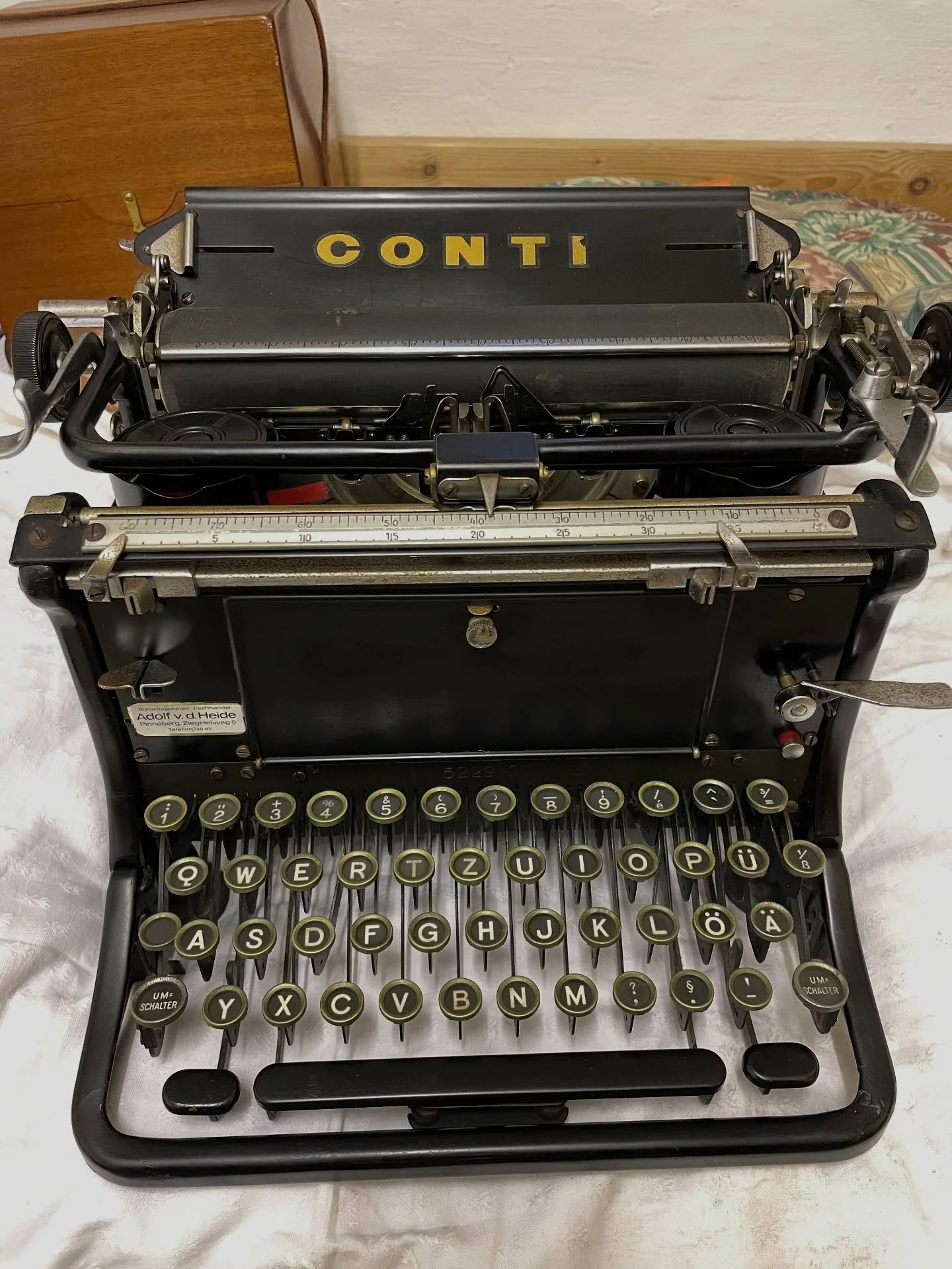 Diese Schreibmaschine geh&ouml;rte einmal meiner Mama. Viele, viele, wirklich viiiele Jahre stand sie bei meinen Gro&szlig;eltern im Haus. Ich erinnere mich noch genau, wie toll ich es als Kind immer fand, auf den Tasten herumzutippen 🤩

Nun muss da