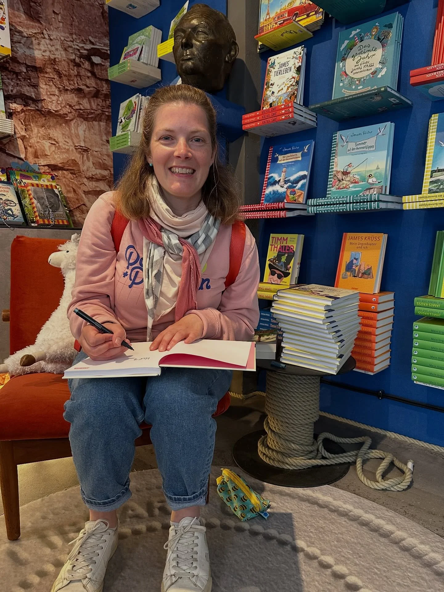✏️📚 Signieraktion 📚✏️

Am Tag nach den Jubil&auml;umslesungen durfte ich in sch&ouml;nster James Kr&uuml;ss-Kulisse noch einen gro&szlig;en Stapel der Kinderbiografie signieren 🥰

Wenn ihr also mal auf Helgoland sein solltet, guckt unbedingt in de