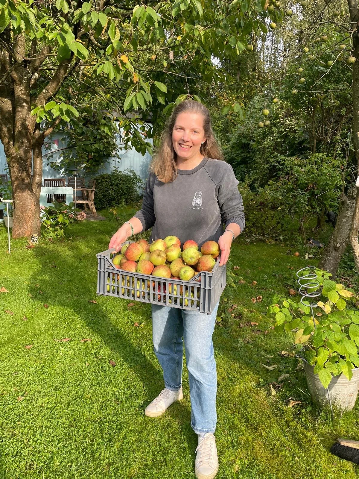 🍎Apfelernte🍏

Gestern haben wir bei bestem (fast zu warmem) Oktoberwetter die &Auml;pfel in unserem Schrebergarten geerntet 😄

Am n&auml;chsten Wochenende geht es mit den Kisten dann zum Saftmobil - genau wie im Herbstabenteuer der Wilden R&uuml;b