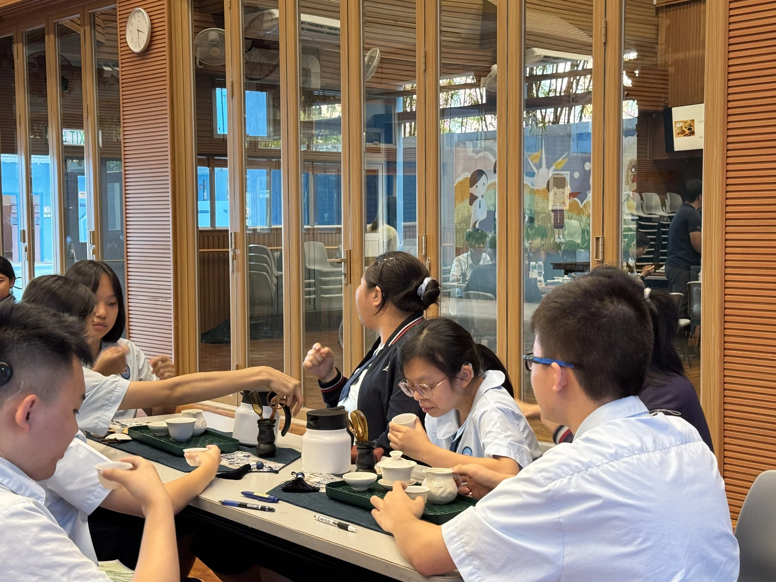 特殊與殘障教育 (SEN) 藝術活動：彩虹書法與繪面譜，以色彩重建自信