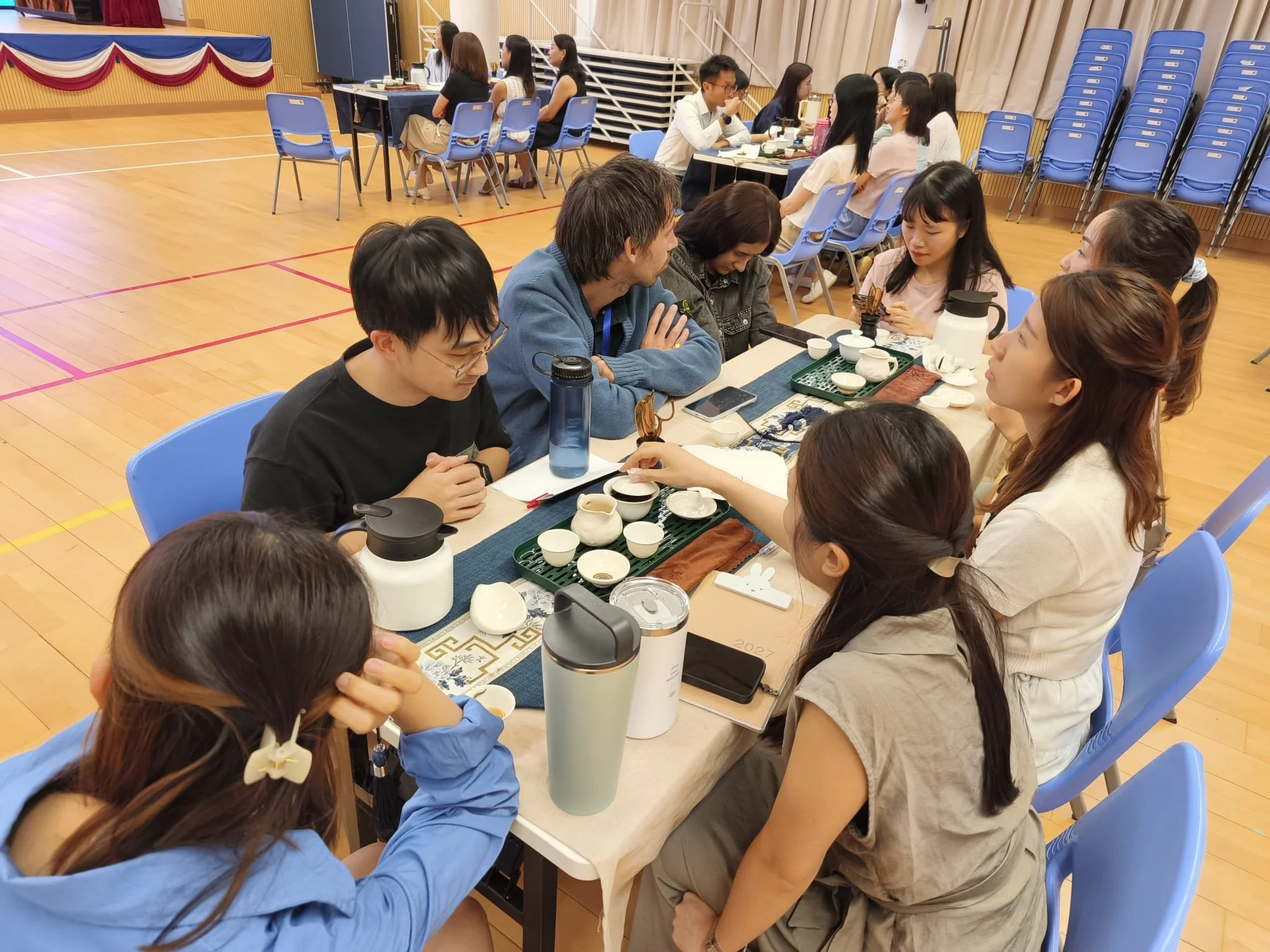 任教不同科目的老師坐在一起品茶