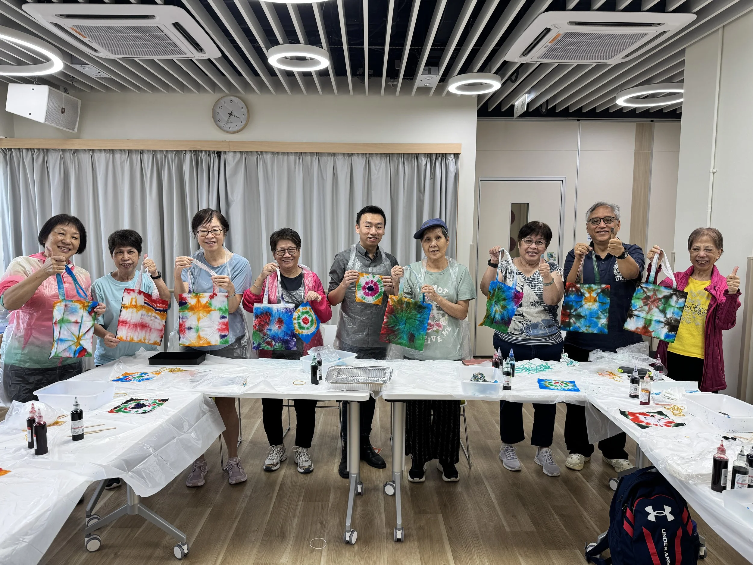 扎染大成功!與導師合照