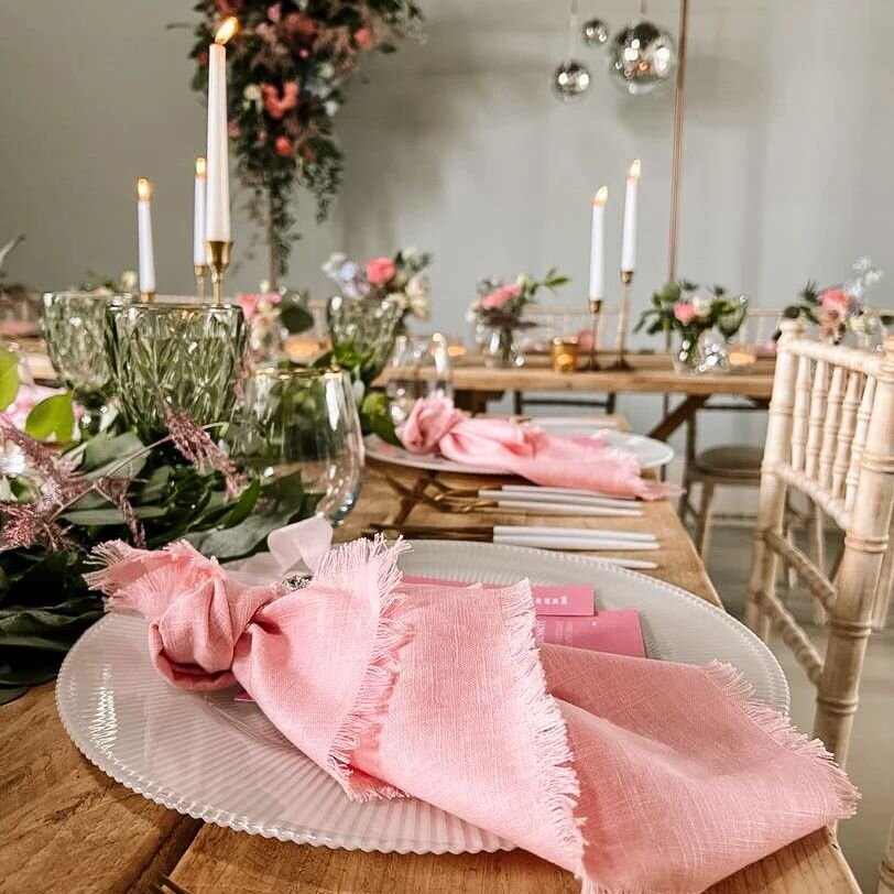 Pretty in pink 

Couldn't resist sharing a few sneaky pictures of a shoot done with @hbweddingdesign 

Full details and pictures will come very soon! 

#weddingstyling #tablescape #weddinghire #napkins #tablelinen #weddingideas #prettyinpink #pinkvib