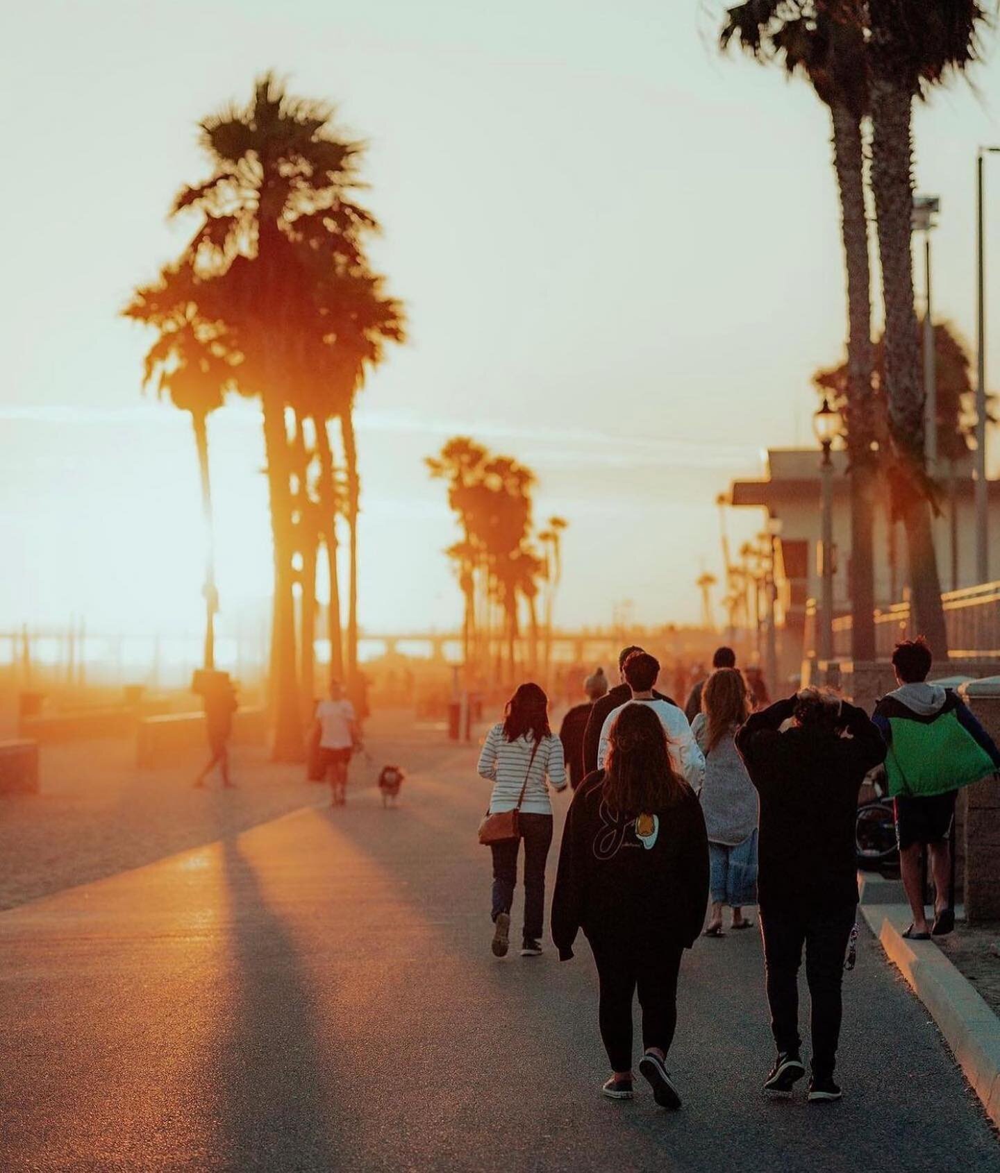 Long weekend, long walks down the boardwalk with @surfcityusa 🌅