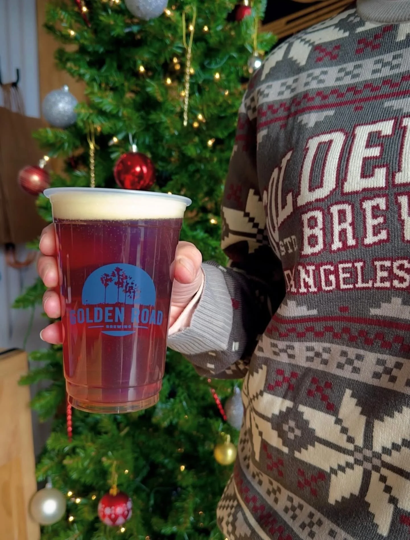 Need an ugly sweater fix? @goldenroadpubhb has you covered 🎅❄️ Stop in and try their Ride On Winter IPA and browse their festive merch drop 🍻