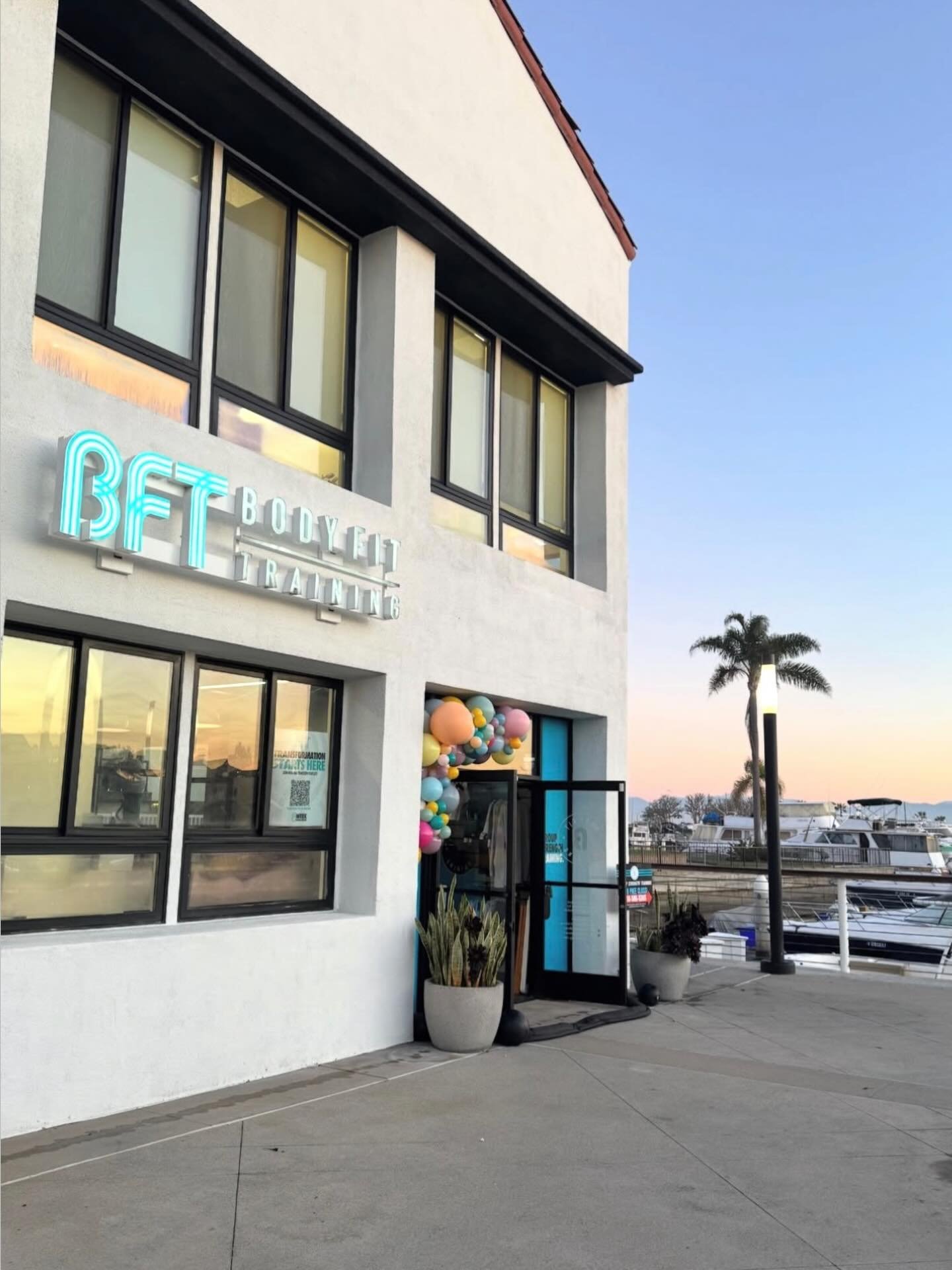 Strong starts here 💪🌊 @bft_huntingtonbeach holding it down at the waterfront. Where training meets coastal views. Find your rhythm at @peterslanding.