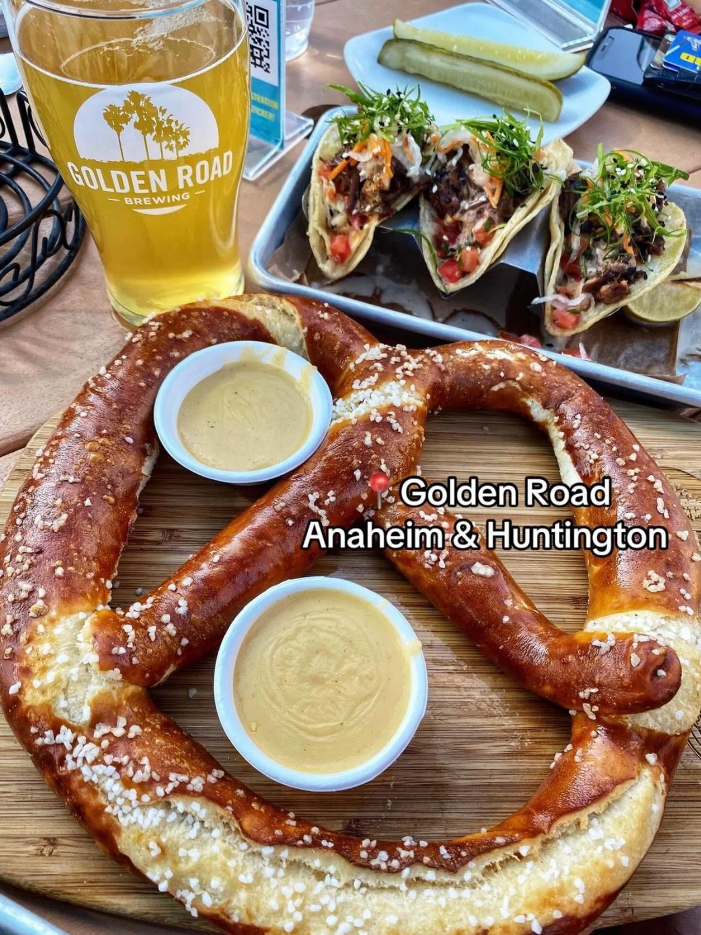 Friday night, done right 🍻🥨 Cold pours, salty pretzels, tacos on deck&mdash;and nowhere else you need to be.
Meet us @goldenroadpubhb and let the weekend begin.

📸 @what.sami.eats