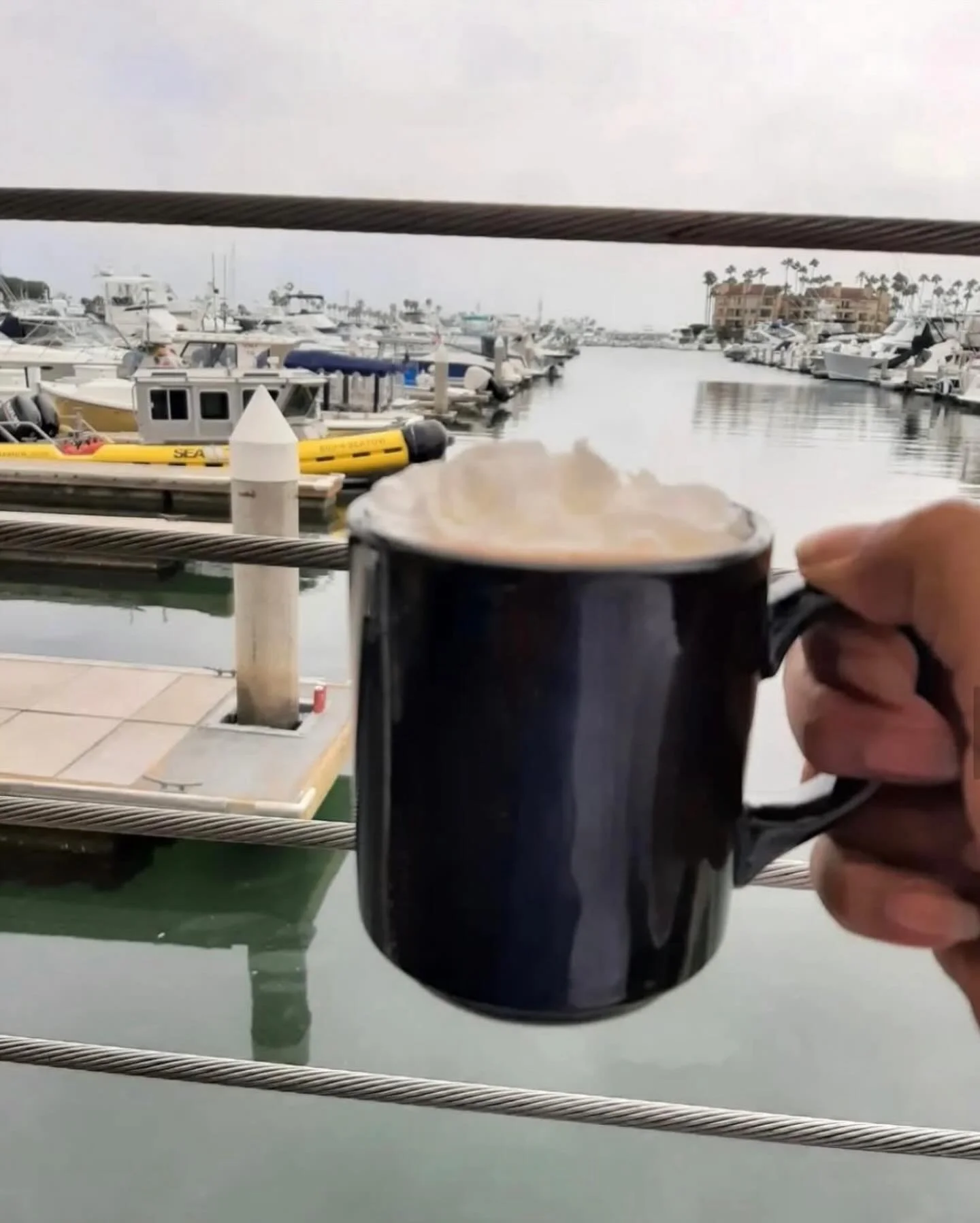 Rainy days call for cozy sips by the marina. ☕️
Warm up with a hot drink at @pelicanisle