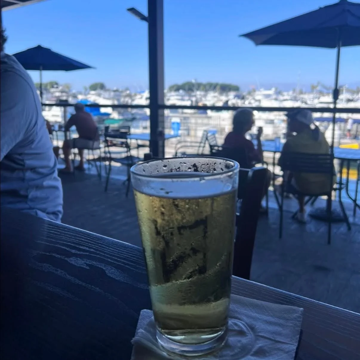 Thursday looks better with a cold pint and a waterfront view 🍺 Settle in at @pelicanisle.