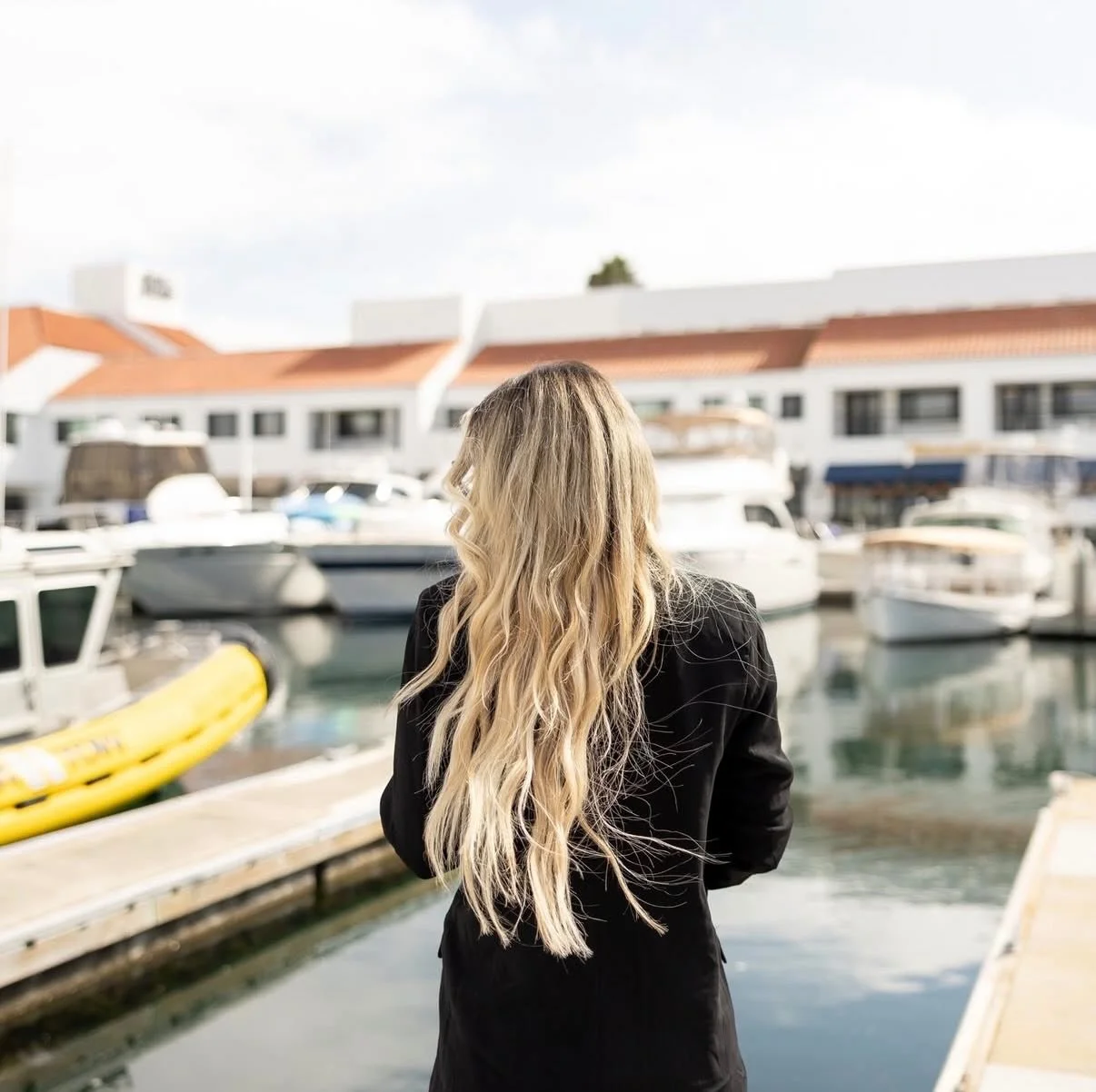 2.5 years in her suite at @solasocal &mdash; and she still doesn&rsquo;t take this view for granted. 🌊✨

Huntington Beach girls &amp; OC babes &mdash; effortless blondes &amp; Invisible Bead Extensions in a space that feels like an escape and just l
