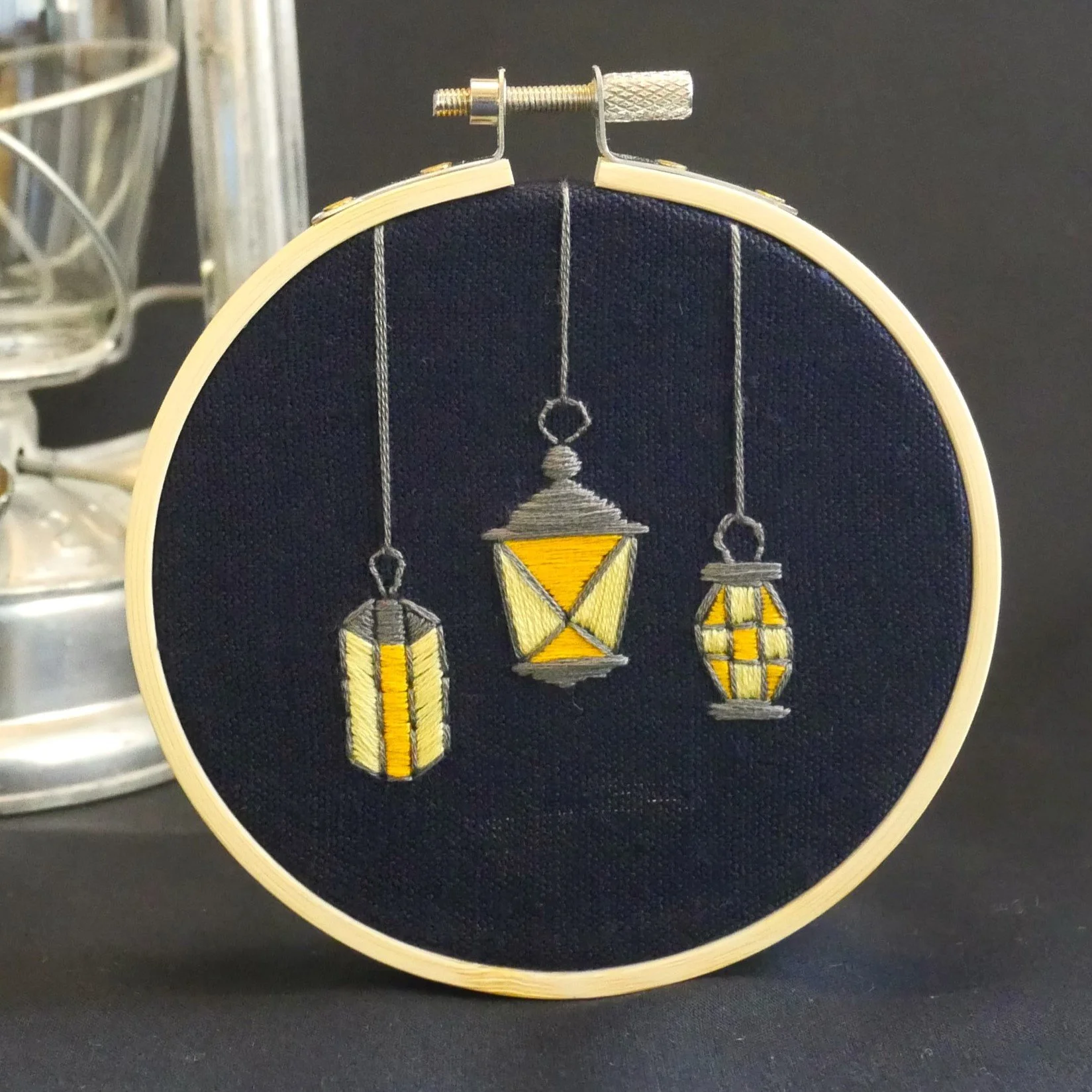 M&aring;nadens m&ouml;nster november &auml;r h&auml;r f&ouml;r att lysa upp h&ouml;stm&ouml;rkret! Som gjort f&ouml;r att krypa upp i soffan med 🏮 www.annelibroderar.se/broderiskapet-medlemsskap
.
.
.
.
 #broderiskapet #broderi #modernembroidery #cr