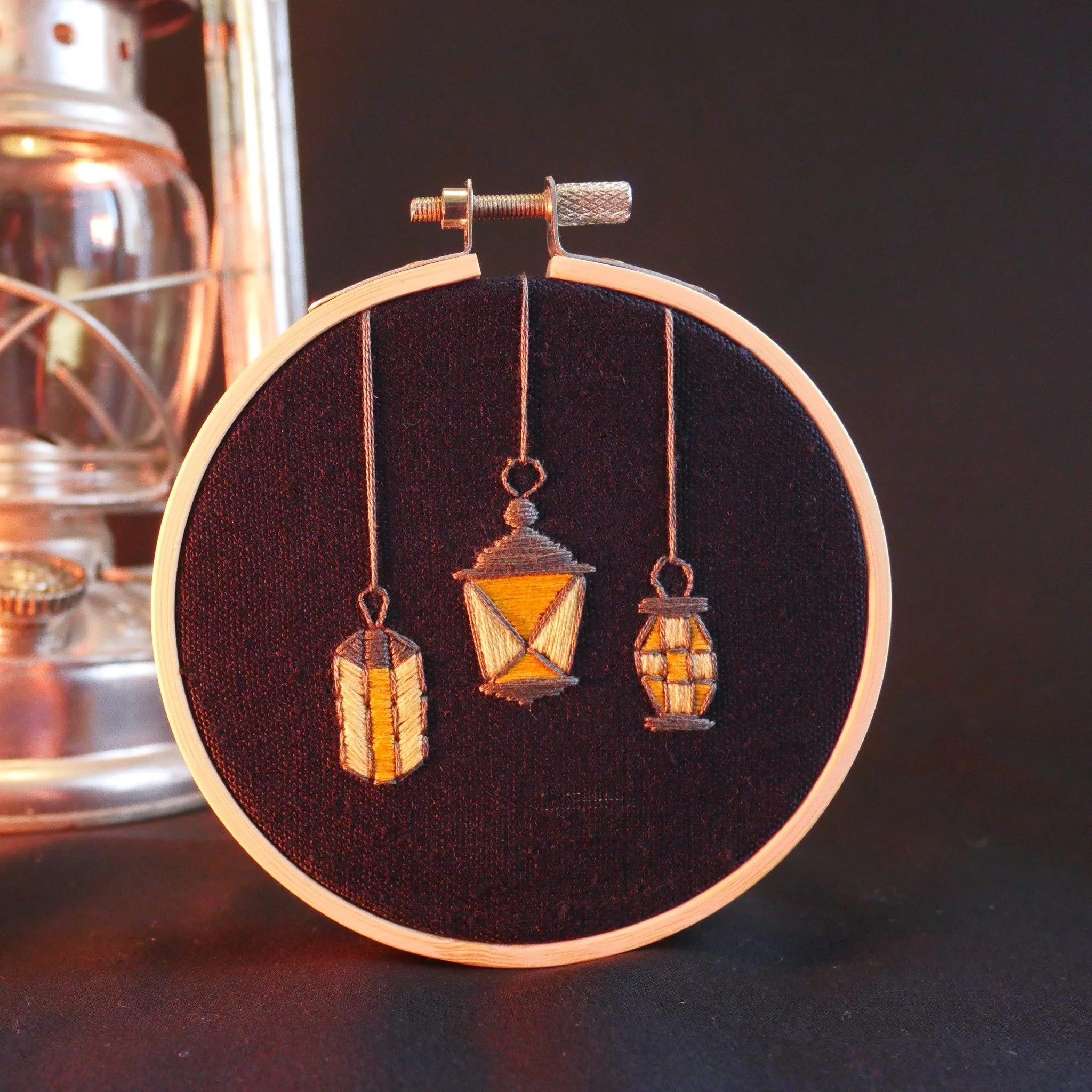 M&aring;nadens m&ouml;nster november finns nu ute i lille shoppen! K&ouml;p p&aring; annelibroderar.se
.
.
.
.
 #broderiskapet #modernembroidery #broderi #crafts #contemporaryembroidery #frittbroderi #embroidery #broderikit #stitchersgonnastitch #han