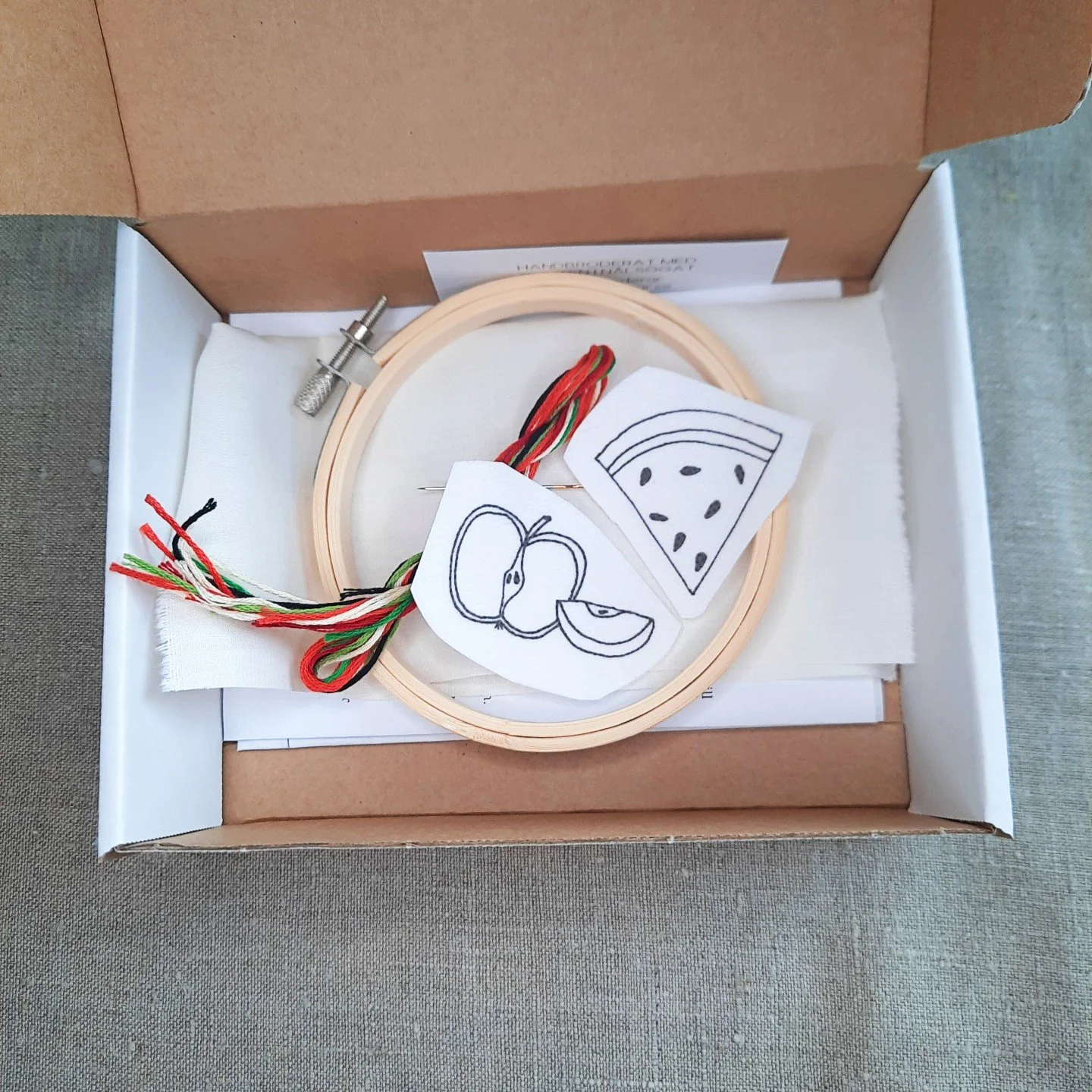 Imorgon tisdag 9 december 10.00-14.30 &auml;r det p&aring; julmarknad p&aring; STUDIO som en del av Re:jul. Jag kommer att s&auml;lja nyb&ouml;rjarl&aring;dor, m&ouml;nster och lite annat sm&aring;tt och gott.
Hela Re:jul-programmet finns p&aring; an