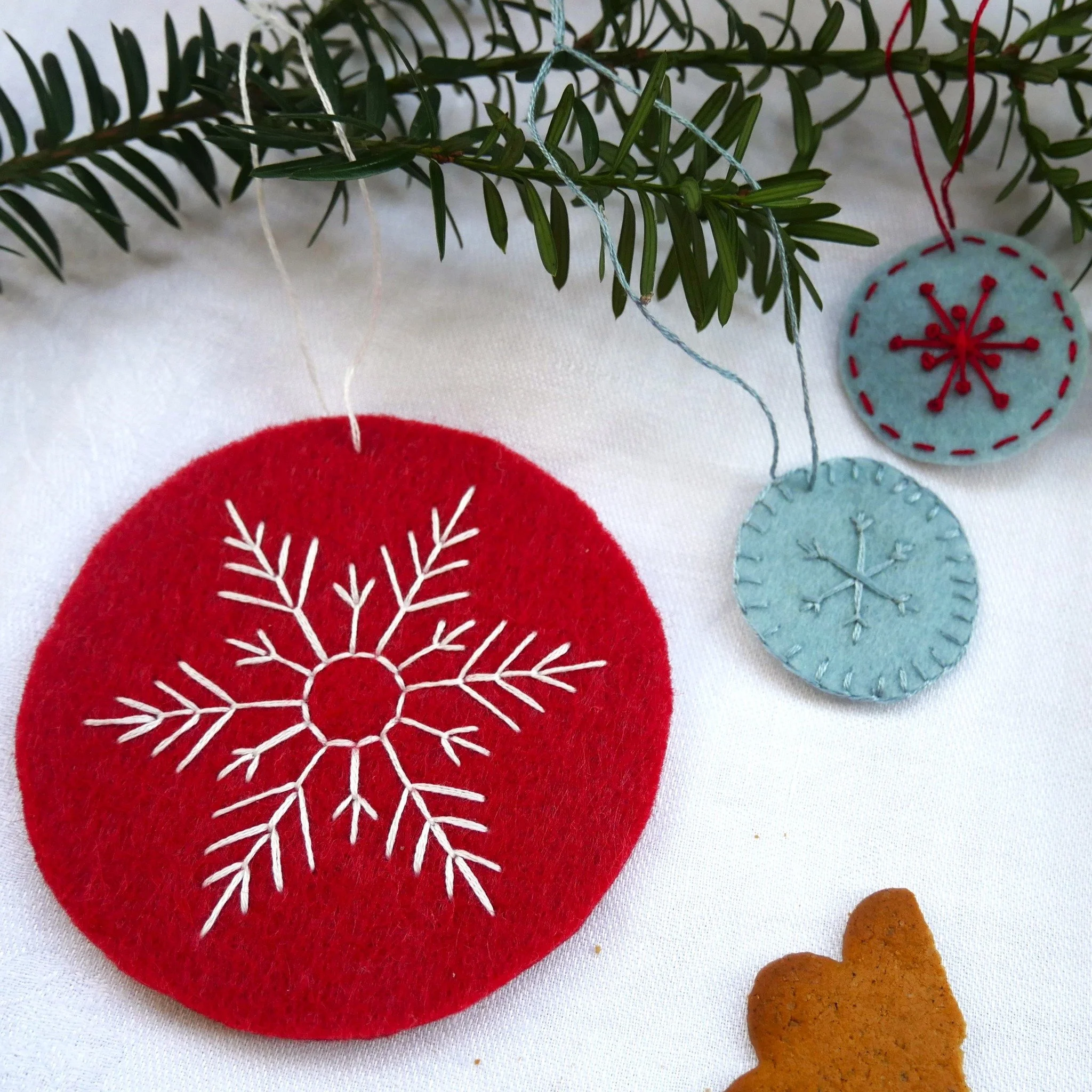 M&aring;nadens m&ouml;nster december finns nu ocks&aring; i webbshopen! B&aring;de som fysisk produkt och digitalt m&ouml;nster. annelibroderar.se/shop
.
.
.
.
 #broderiskapet #broderi #modernembroidery #crafts #contemporaryembroidery #frittbroderi #