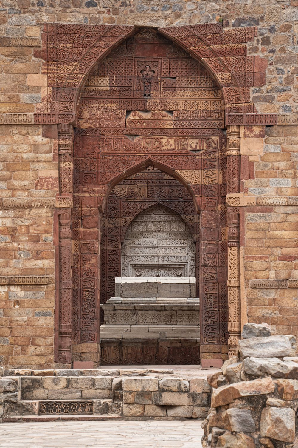 qutub-minar-tomb-engraving.jpg