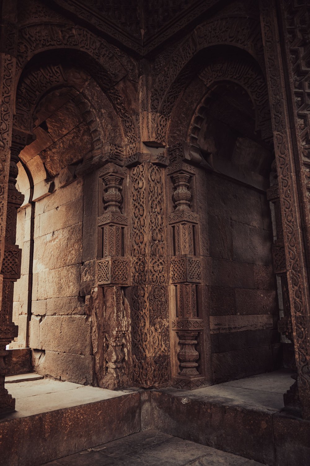 qutub-minar-doorway-delhi.jpg
