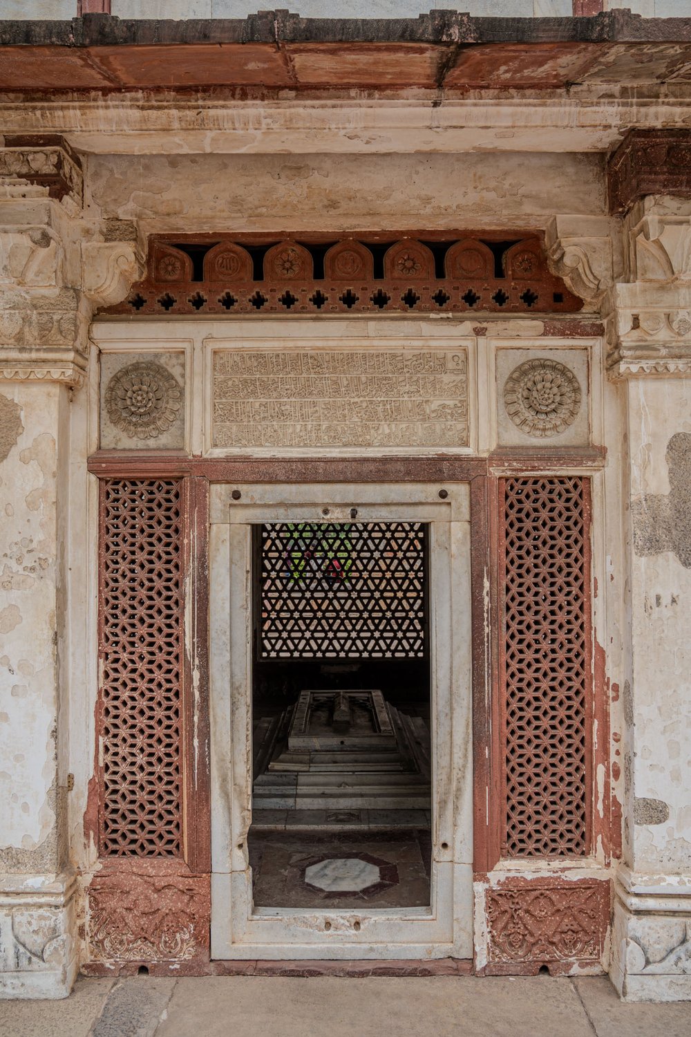 qutub-minar-tomb-delhi.jpg