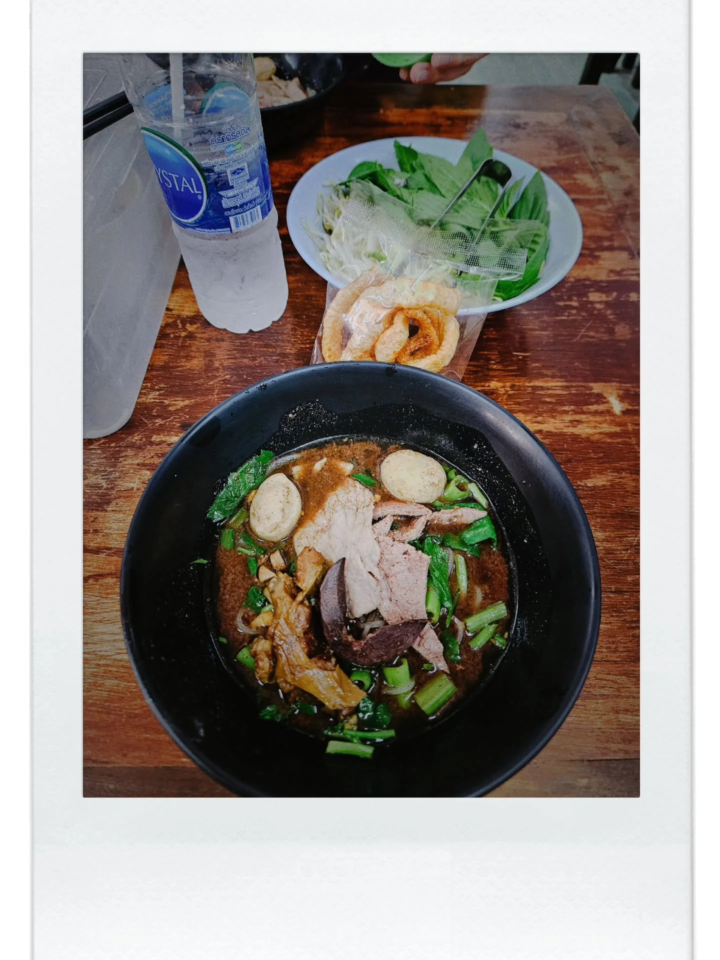 A wholesome Sunday in the city 🇹🇭🫶🏻

Starting with pork boat noodles and coffee @goji.coffee, followed by an afternoon of rice and curry at Or Tor Kor market and some vintage thrifting at the Re:Turn market @rookie_bkk before an evening of sunset