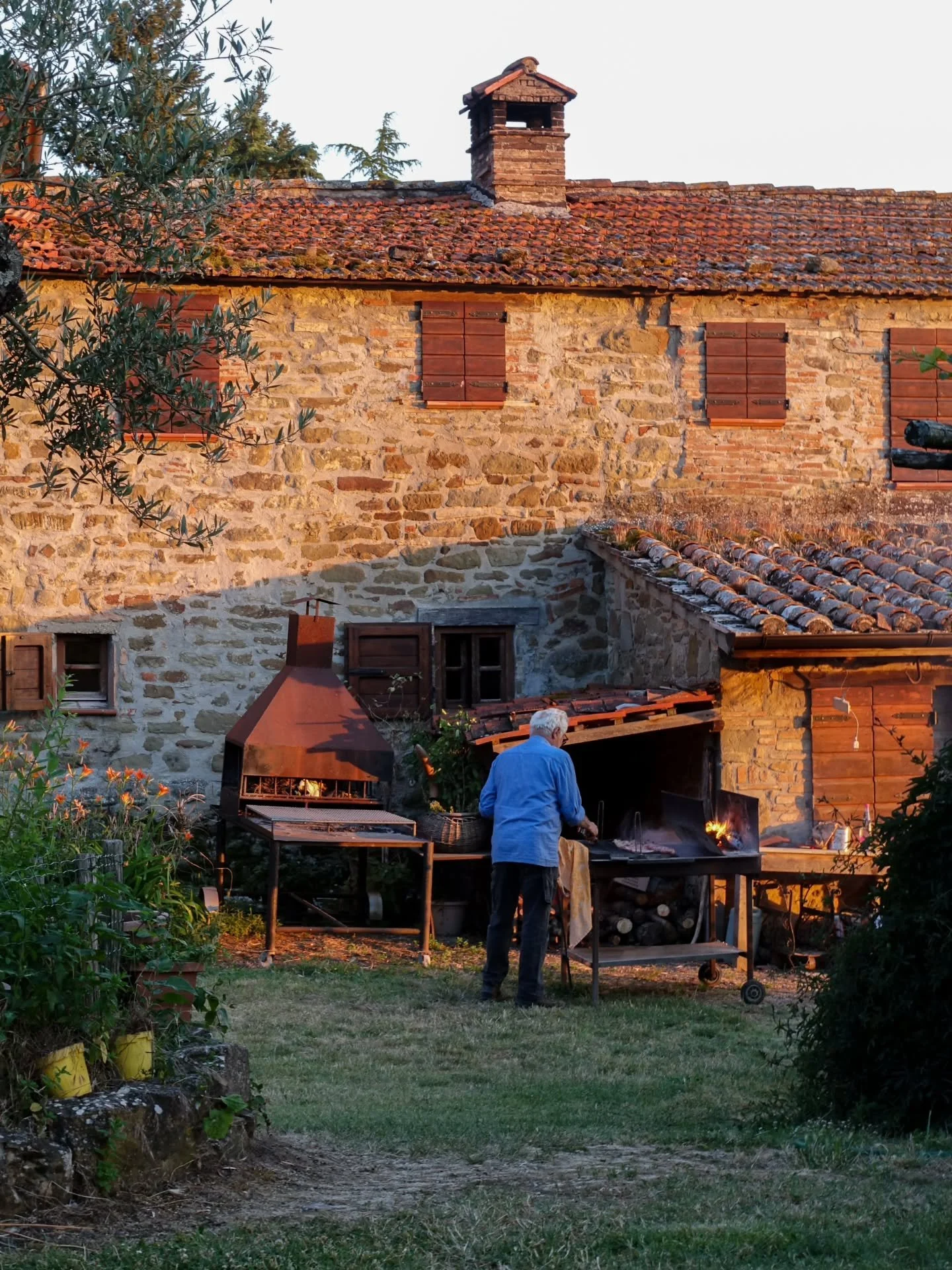 If you're looking for some of the tastiest food you'll eat in the whole of Italy, then make sure you plan at least one trip to an agriturismo 🇮🇹

Agriturismos offer travellers the chance to eat (and stay) on local farms. With almost all the food gr