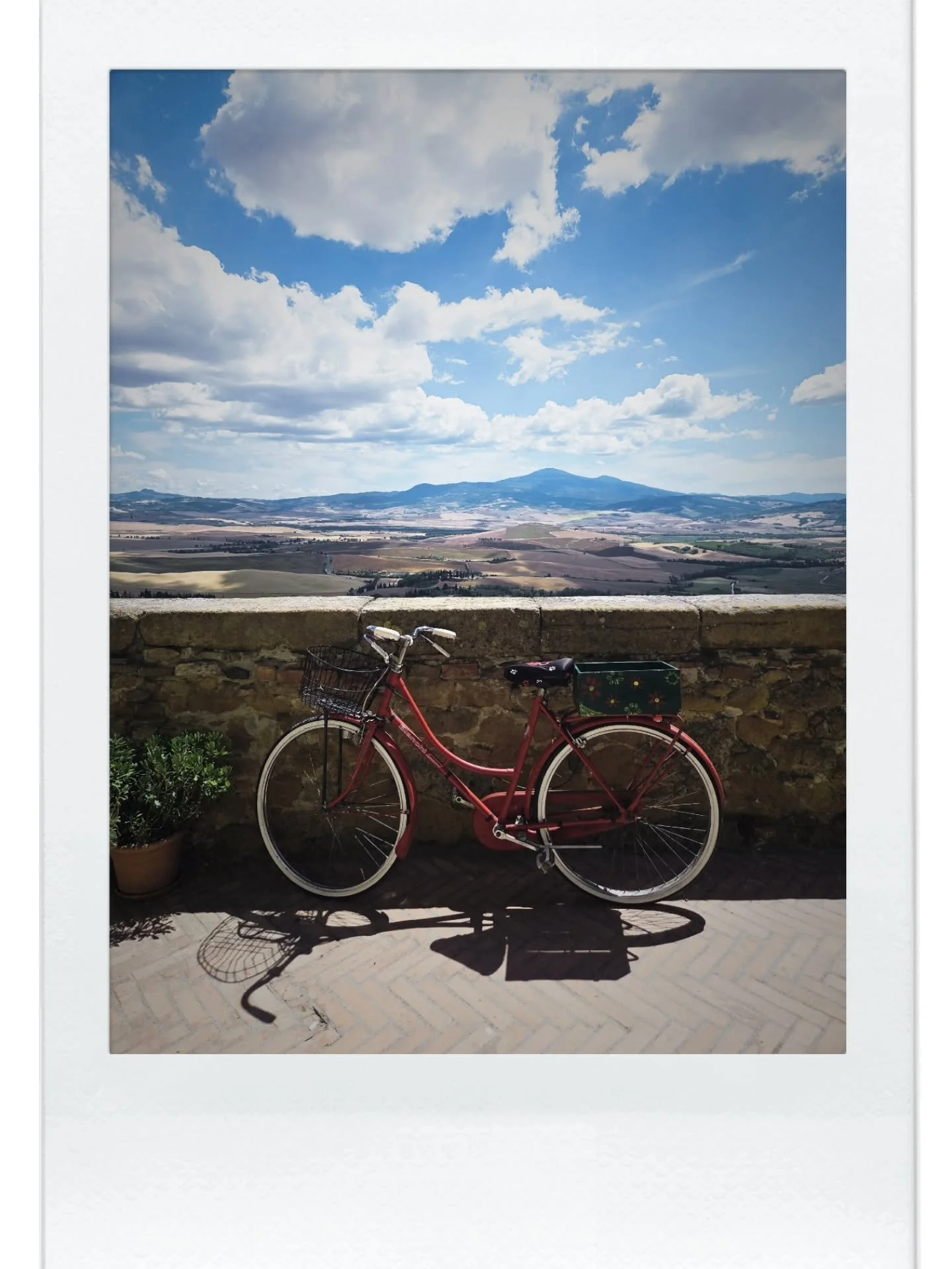 Italy through a different lens continued. 

Raw, candid and full of charm 🇮🇹

All photos taken during our trip to Umbria and Tuscany, using the Old Roll app 📸

Tell us, which is your favourite photo?

#oldroll #italytravel #backstreetitaly #visitu