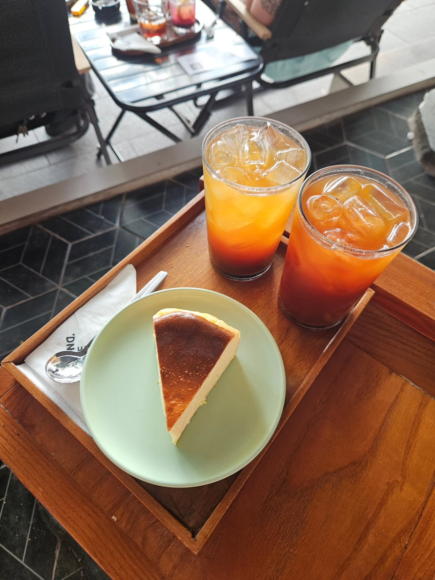 Sundays are made for coffee, cheesecake and lakeside views 🫶🏻☕

📍@wknd.cafe Truc Bach, Hanoi 🇻🇳