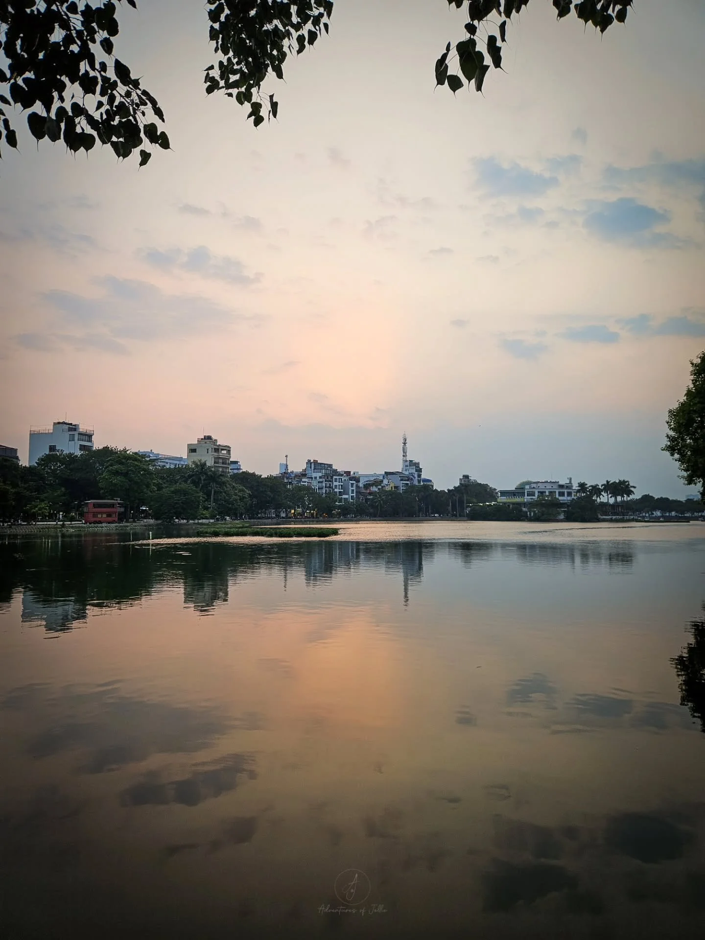 Hanoi sunsets 🧡 a tiny slither of calm amongst the chaos!

📍Truc Bach, Hanoi 🇻🇳