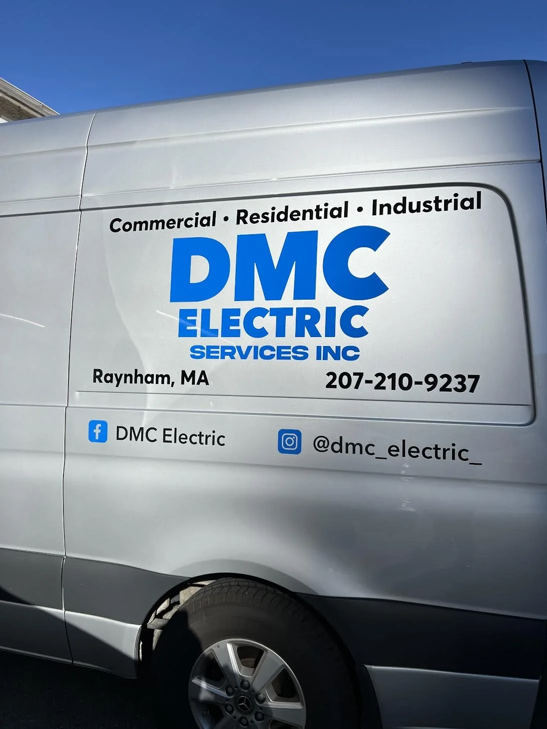 Beautiful & Clean display for DMC Electric out of Raynham, MA.  Project complete with High Performance Blue & Black Vinyl!