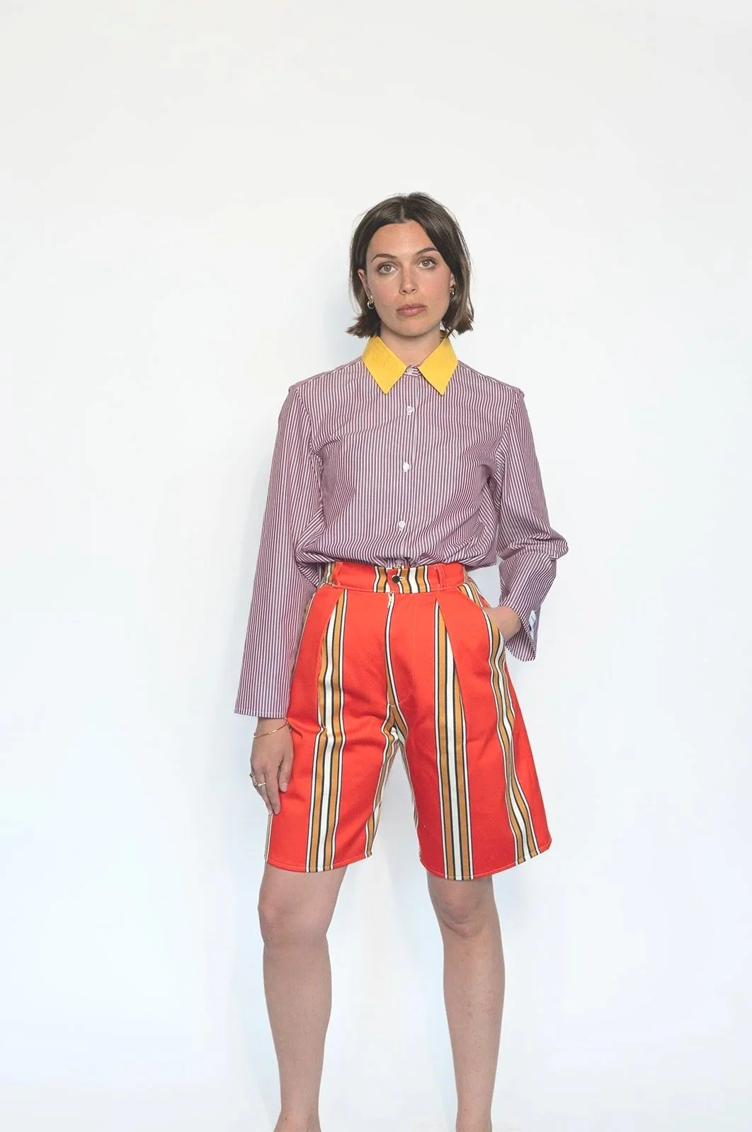 Short à Pinces à Rayures Rouge