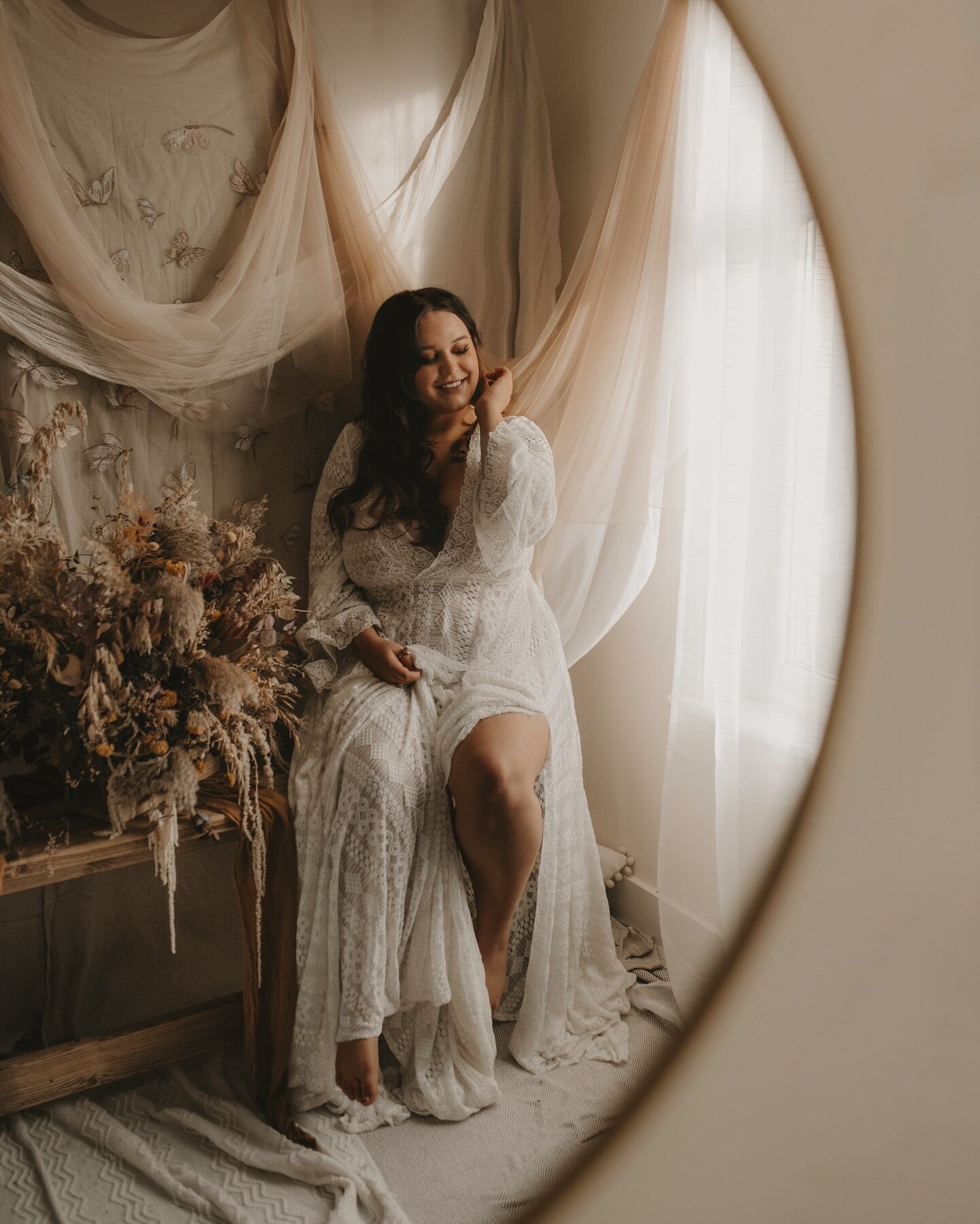 Oh hi it&rsquo;s me 😍

Had a play day with my wonderful bestie @roxannebettycreative today 🤍

So lush to step the other side of the lens for a bit, to be the one dressing up in all the beautiful things and a gorgeous uplift during a crazy period of