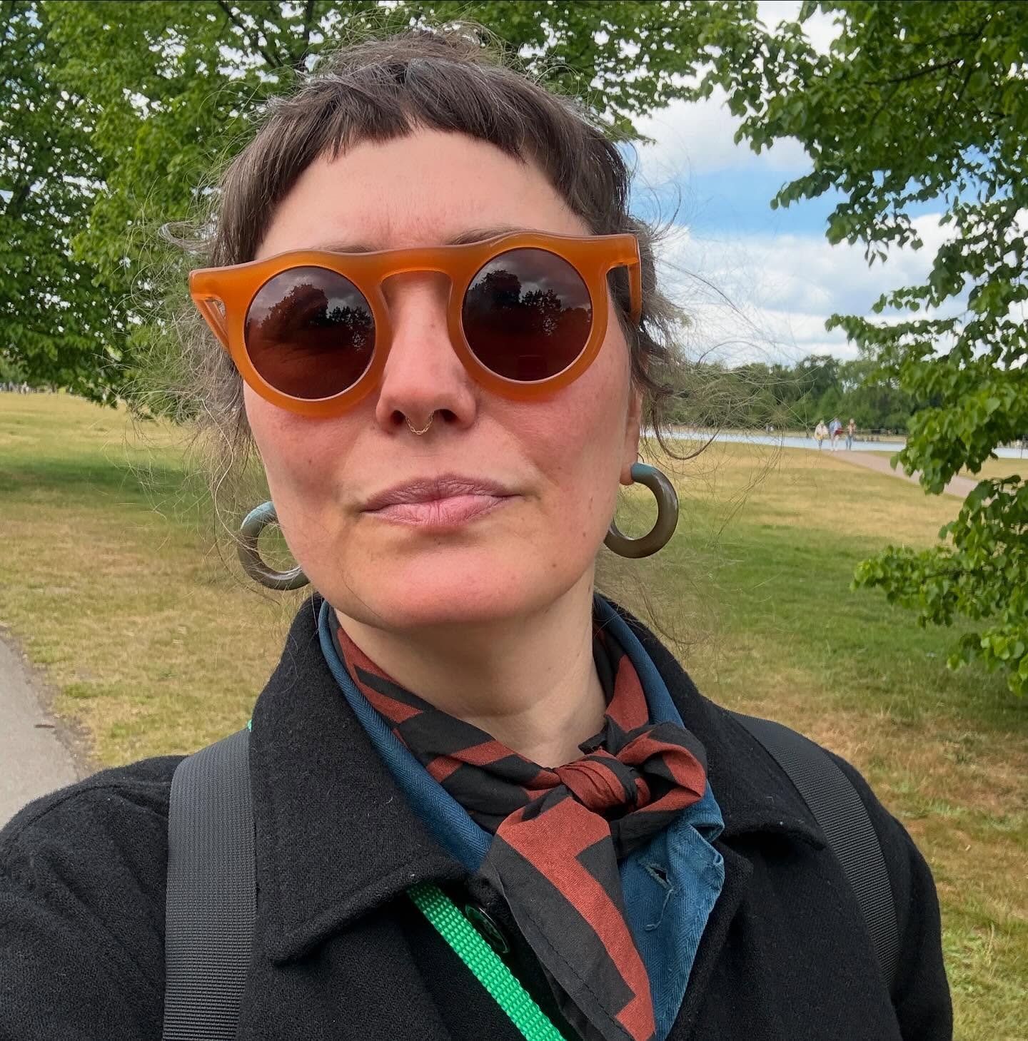 A cute weekend in London before we start filming 🌸 peep the backgammon bandana in brown and black 🌸
.
.
.
#bandana #bandanastyle #travelgames #backgammon #fourrabbit