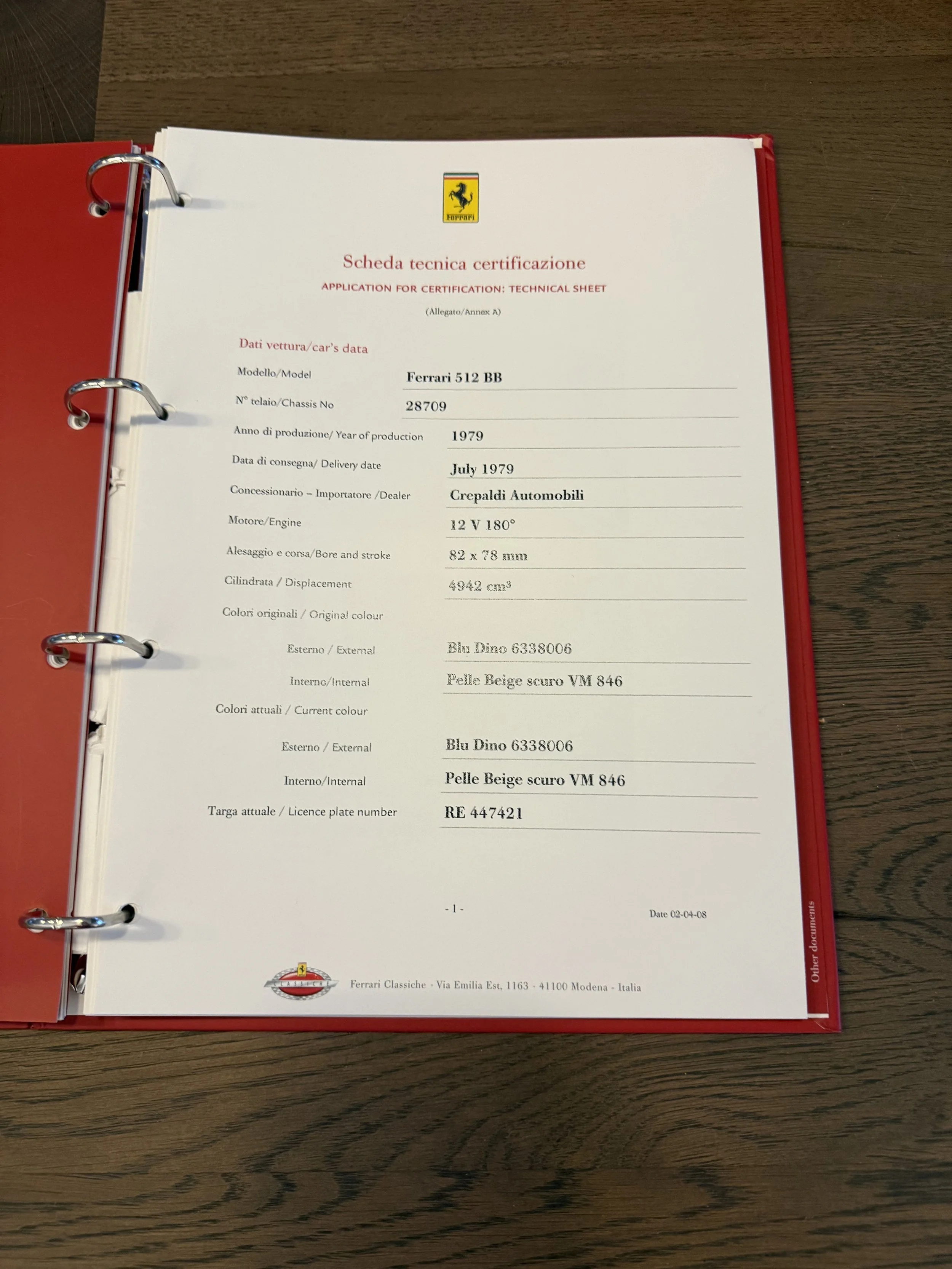 Document titled 'Scheda tecnica certificazione' with vehicle details for a Ferrari 512 BB, including model, chassis number, production year, delivery date, dealer, engine, bore and stroke, displacement, original and current color, and license plate n