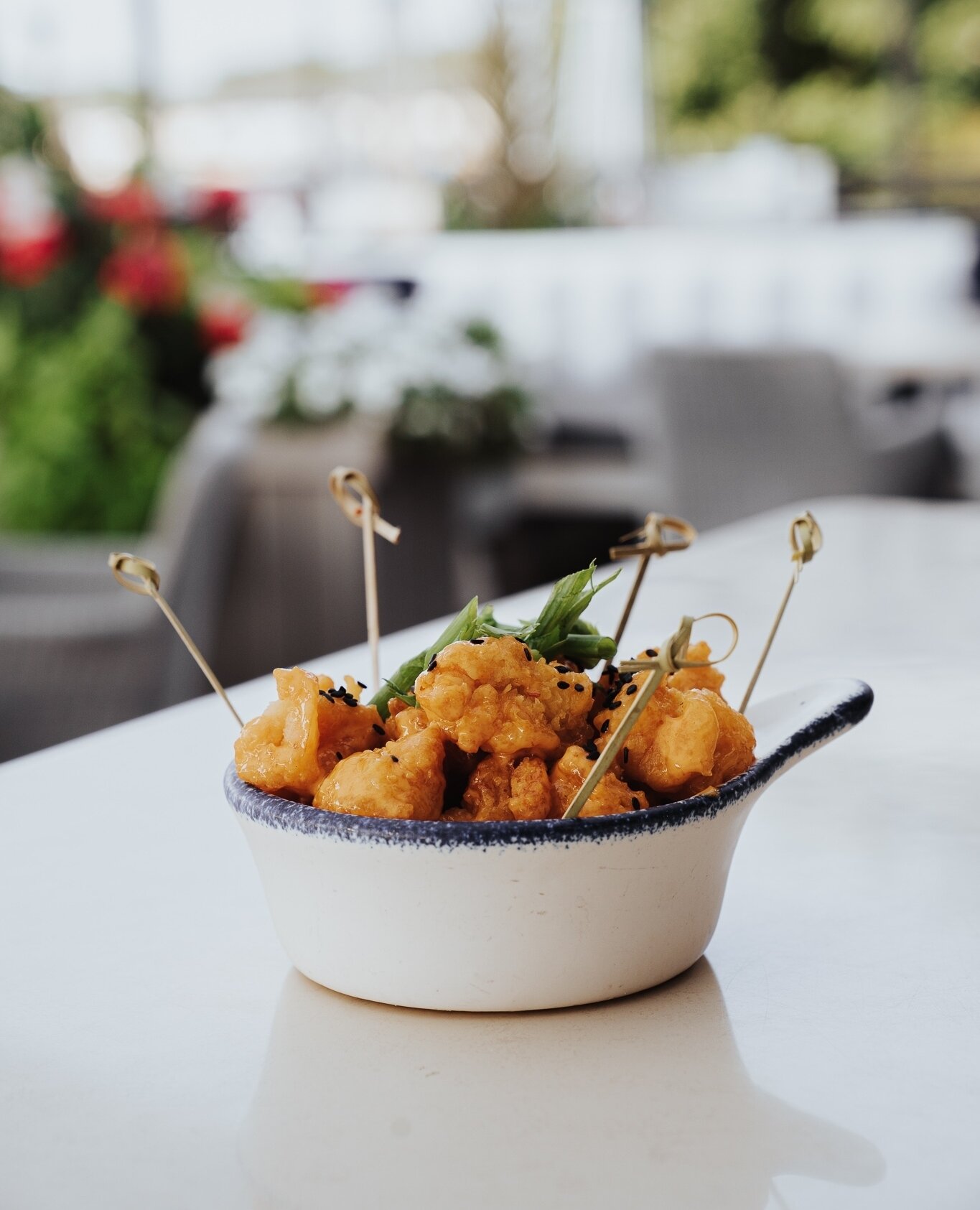 Kick off your evening with some spice ✨⁠
⁠
FIRECRACKER SHRIMP~ tempura dusted, sweet chili aioli, scallions, sesame seeds. ⁠
.⁠
.⁠
.⁠
.⁠
.⁠
#lindeyslakehouse #flatseastbank #instafood #restaurant #delicious #foodporn #lunch #dinner #yummy #foodphotog