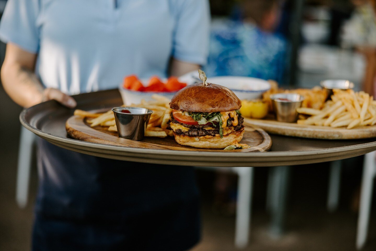 *immediately smiles as your server makes way to your table ⁠
🍔⁠
.⁠
.⁠
.⁠
.⁠
.⁠
#lindeyslakehouse #flatseastbank #instafood #restaurant #delicious #foodporn #lunch #dinner #yummy #foodphotography #drinks #eatlocal #happyhour #tasty #fall #foodpics #f