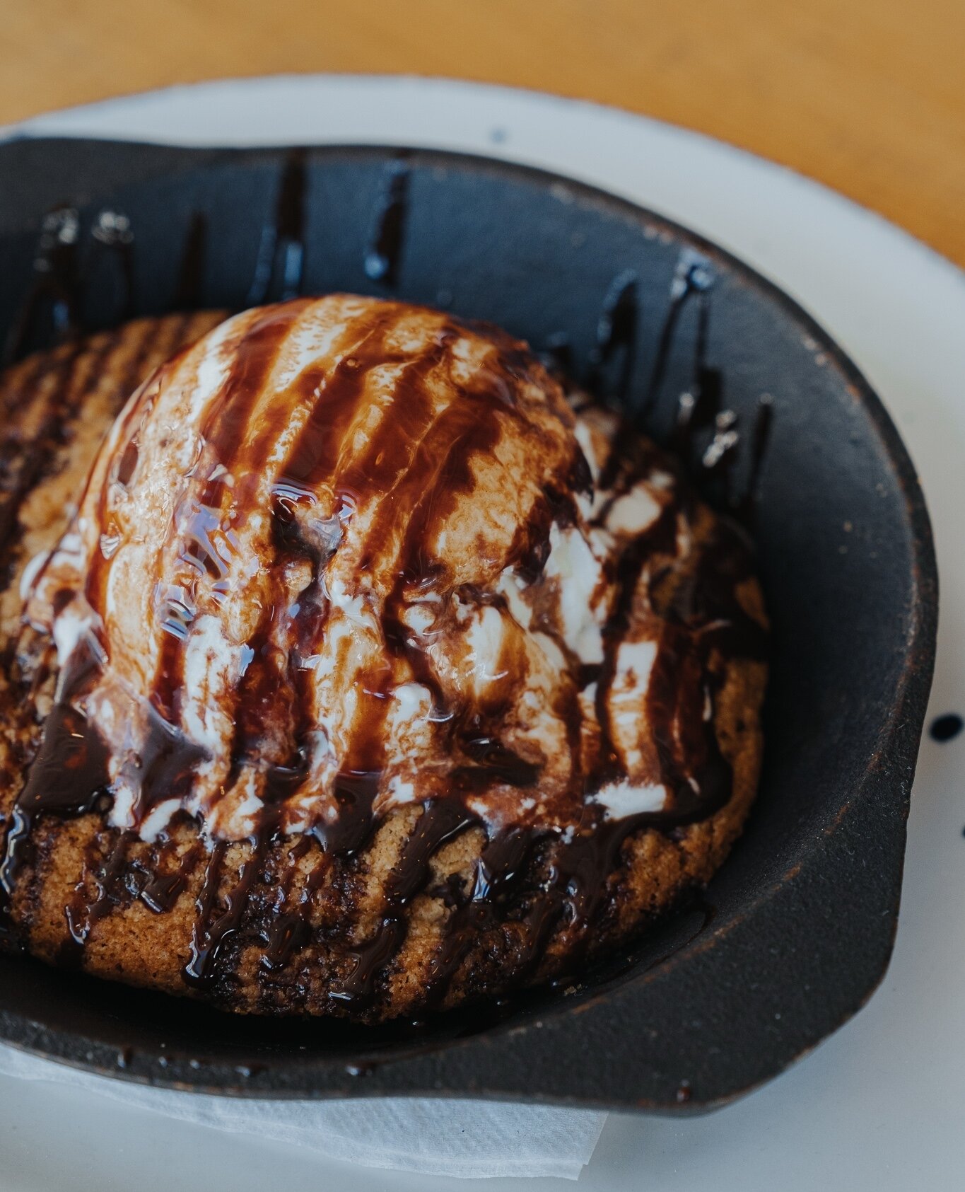 Trust us, you need it. 😋⁠
⁠
LAKE HOUSE SKILLET COOKIE~ vanilla ice cream, chocolate chip⁠
cookie + chocolate sauce. ⁠
.⁠
.⁠
.⁠
.⁠
.⁠
#lindeyslakehouse #flatseastbank #instafood #restaurant #delicious #foodporn #lunch #dinner #yummy #foodphotography 