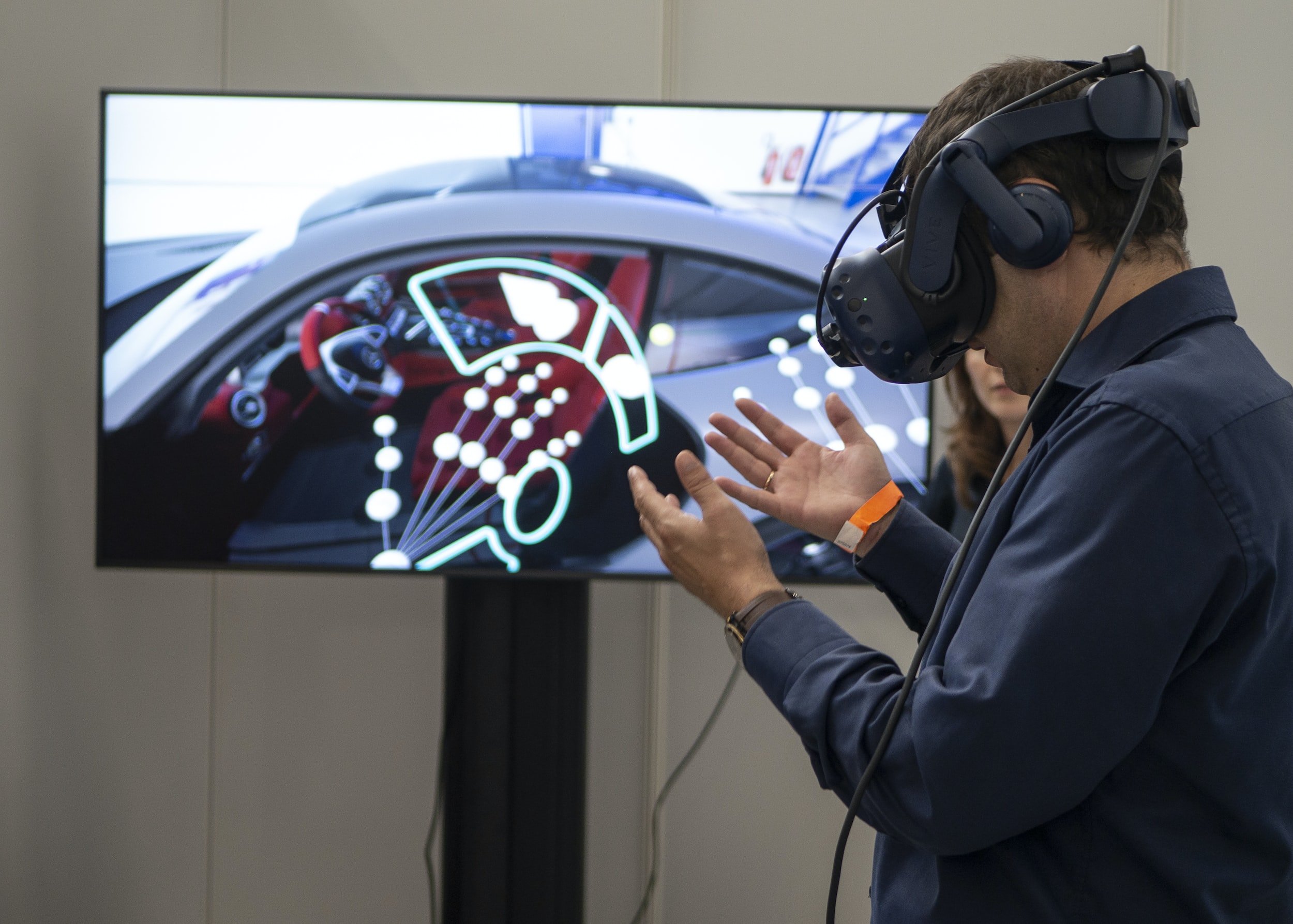 Marketing with Virtual Reality: Opportunities and Challenges