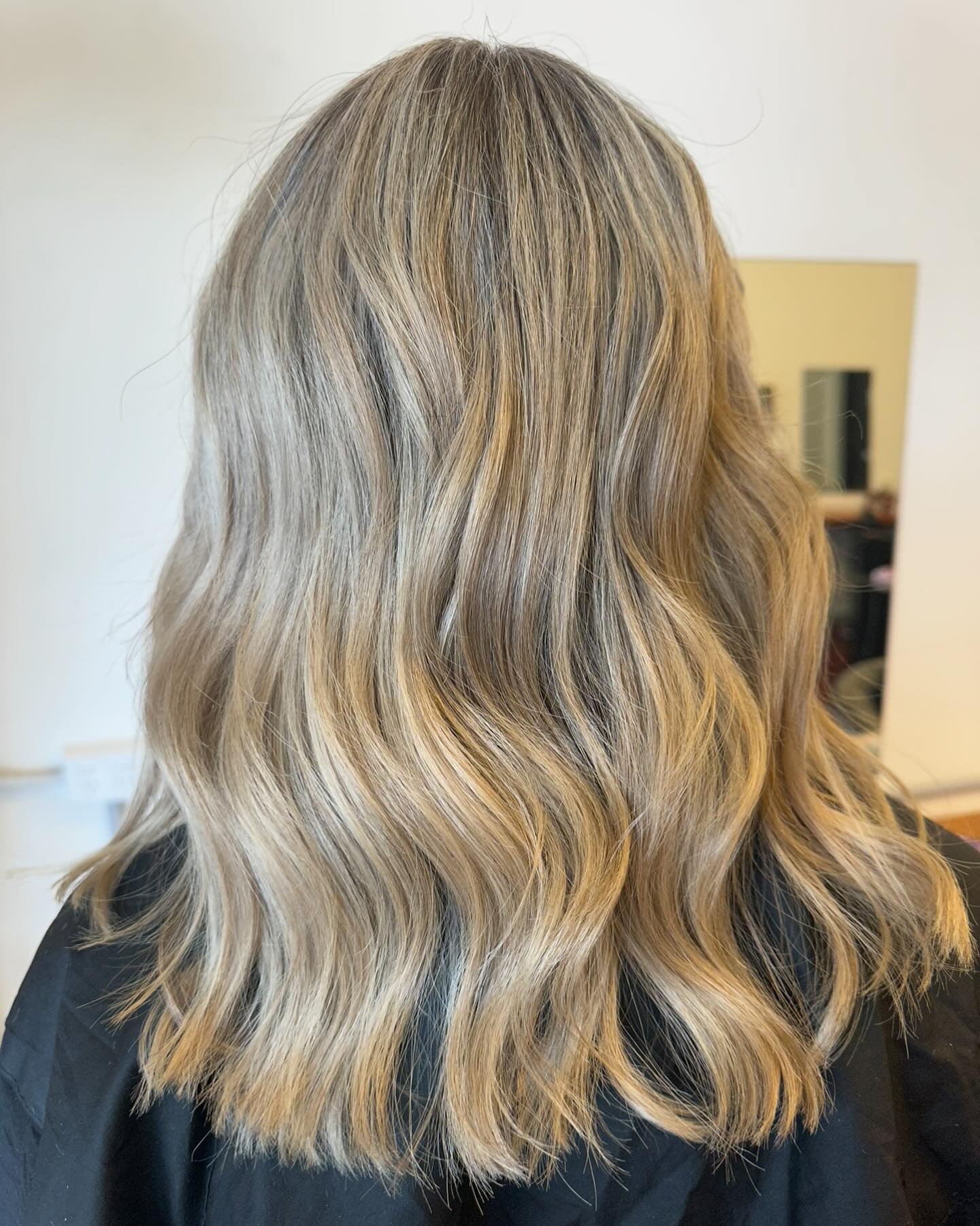 Refreshing Blonde!!

On this hair we did a full head of foils with an ashy toner. We made a big decision to go shorter but we LOVE how full, fresh and healthy this hair lookes.

Swipe to see the before 

Double tap if you like it as much as us.

Let&