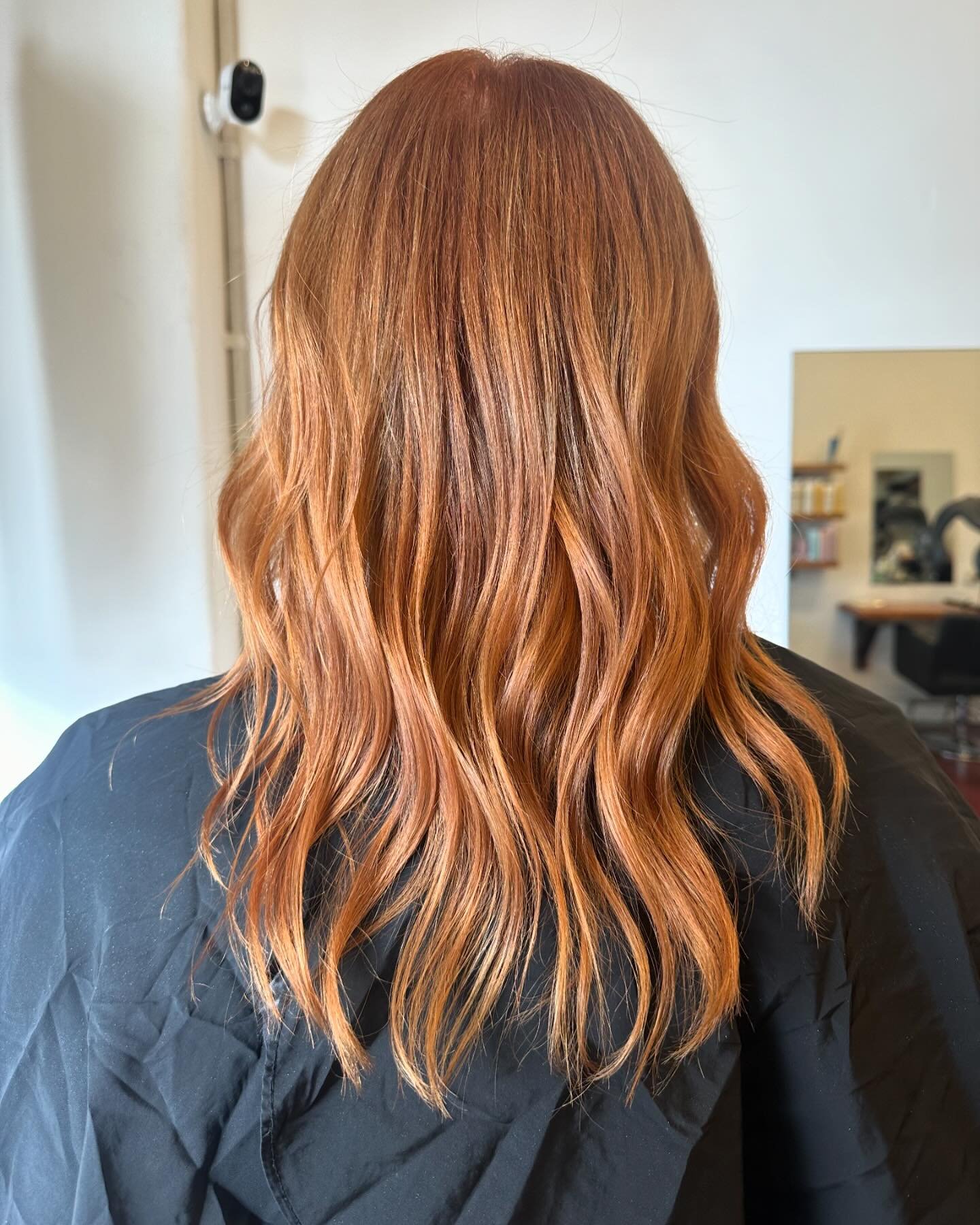 Welcome to the Copper Era!!🧡🍊

Can we all acknowledge how beautiful, full and rich this colour looks??

We decided to use inoa 8.34 and 7.4 on our roots and we use Dia light 7.43 and 8.34 and 8.43 alternating to creating a soft dimension and textur