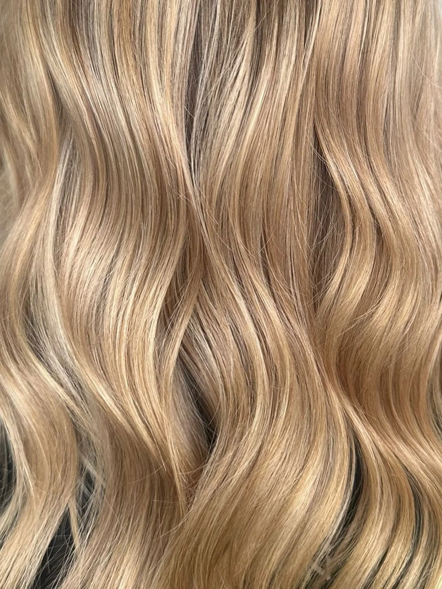 Lived in blonde refresh ☀️

DM or click the link in bio to book in

📍Hawthorn, Melbourne

#salon35018 #summerblonde 
#melbournehair