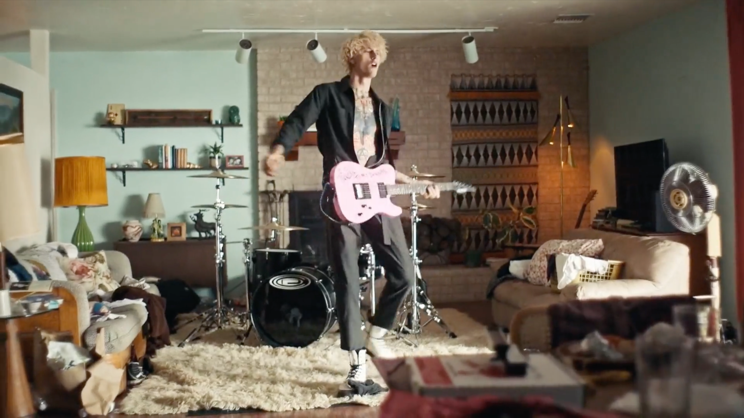 Machine Gun Kelly - forget me too (feat. Halsey)