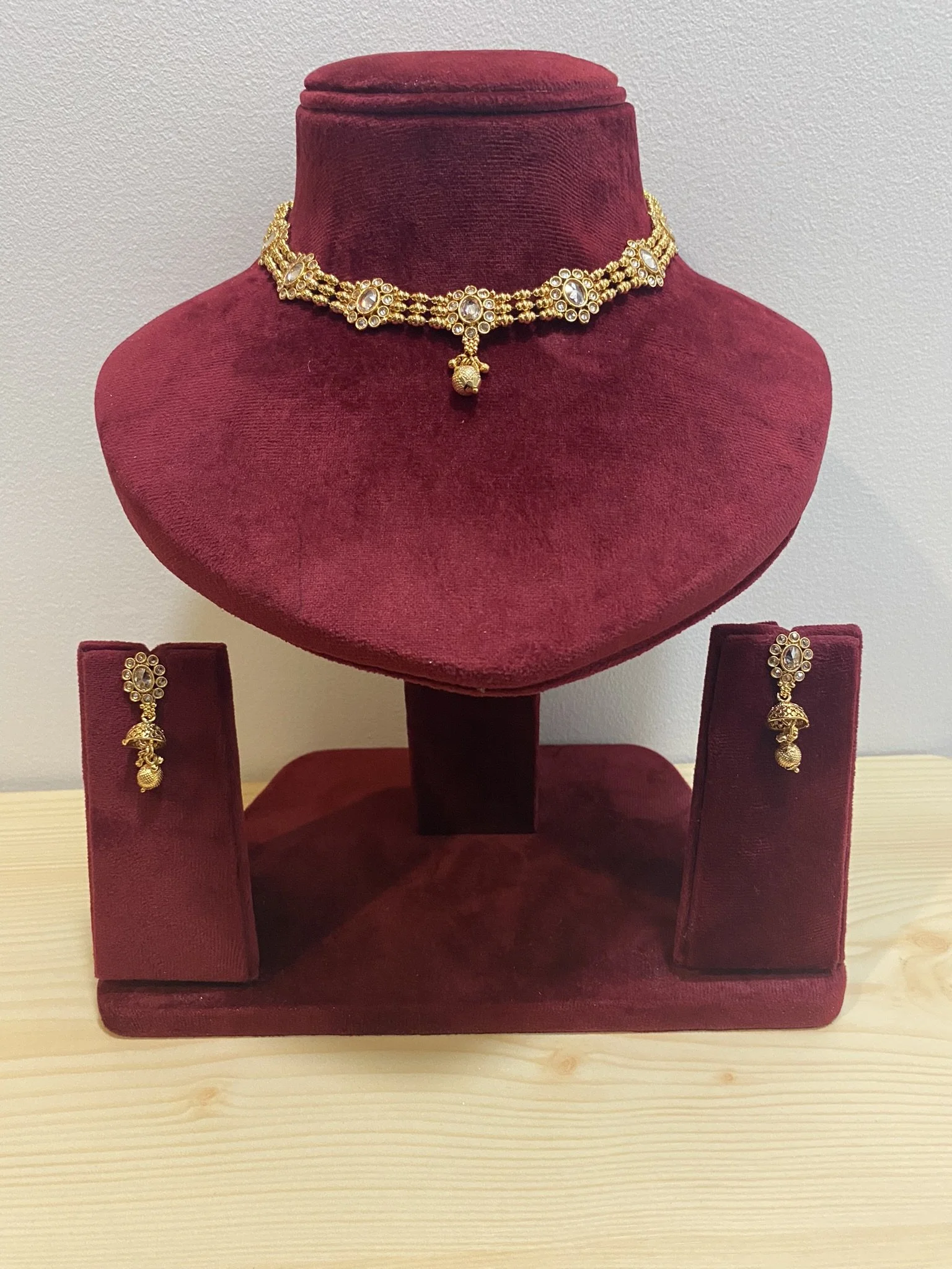 Necklace with jumki earrings