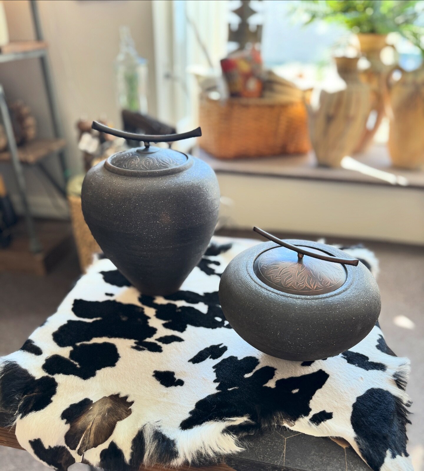 Beautiful vessels done by the talented Carol Green ✨

In her Elburn, IL studio, Carol hand-wheel throws each vessel and designs gorgeous hand-etched willow copper lids to achieve a unique organic appearance. Each copper lid embodies fine craft and fa