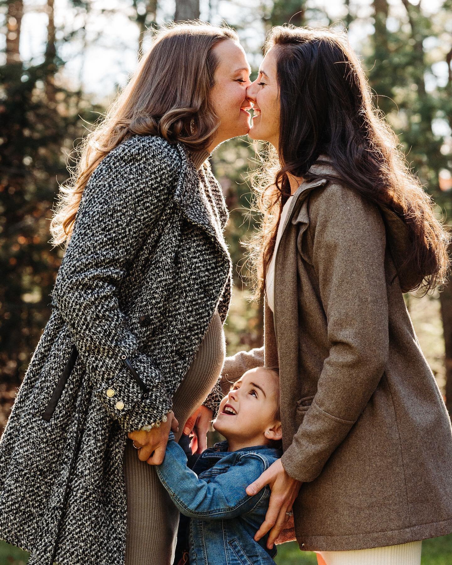 A little sneak peek for my besties 💕✨🌈

At home family session for @jnassar15 &amp; @_kaylanassar_ 

#familysession #maphotographer #nbpt #northandover #lovemakesafamily #maternity