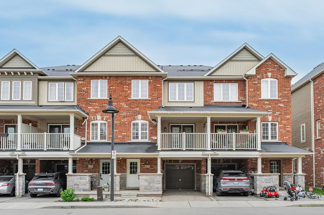 ✨ OPEN HOUSE this Sunday June 6 from 2-4PM ✨
📍 Waterdown | 2 Bed | 1.5 Bath | Freehold Townhome

Welcome to your move-in-ready dream home in the heart of Waterdown! 🏡 From custom solid wood finishes and upgraded floors to a 6-ft Napoleon fireplace 