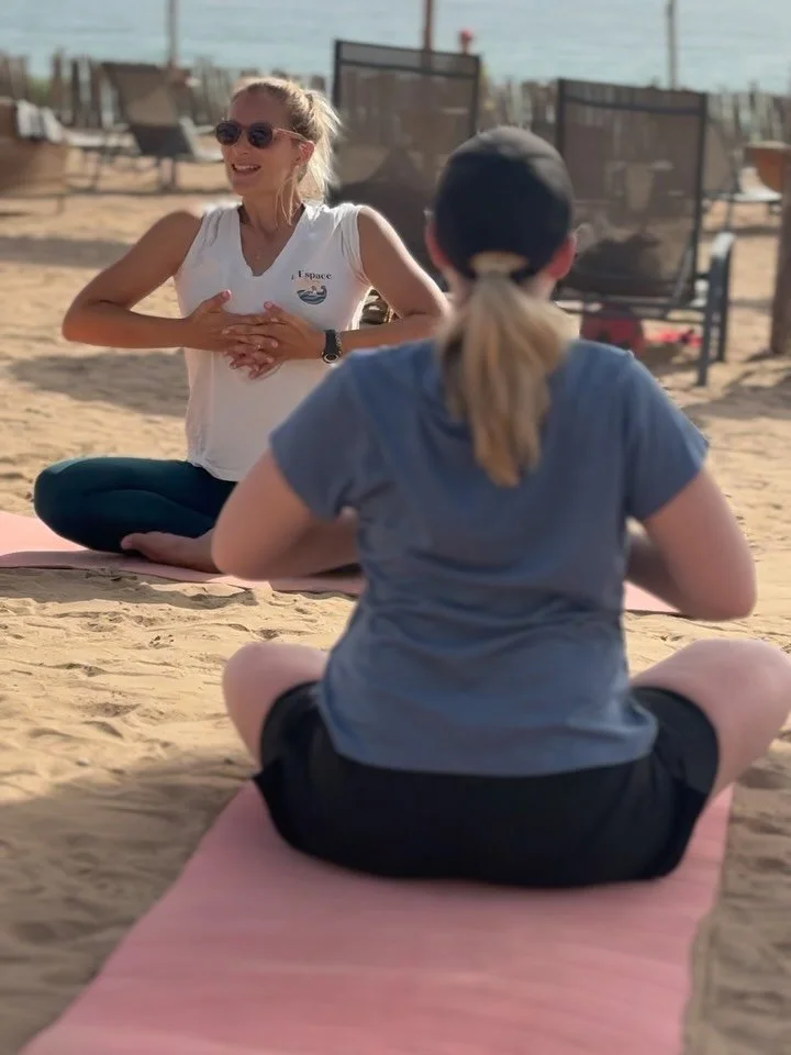 Quand vient la fin de l&rsquo;&eacute;t&eacute; sur la plage ☀️&hellip;

🎬Clap de fin sur cette 2&egrave;me saison de yoga estival en partenariat avec le @hiltontaghazoutbay 🧘🏼&zwj;♀️
Merci &agrave; toute l&rsquo;&eacute;quipe pour son professionn