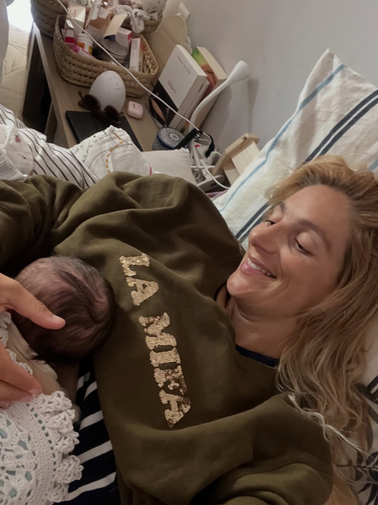 Un peu plus de 3 semaines d&rsquo;Amour incommensurable
Elle a d&eacute;finitivement chang&eacute; le cours de notre vie et c&rsquo;est un bouleversement merveilleux ❤️
2025 a &eacute;t&eacute; une tres belle ann&eacute;e, pour Elle bien s&ucirc;r et