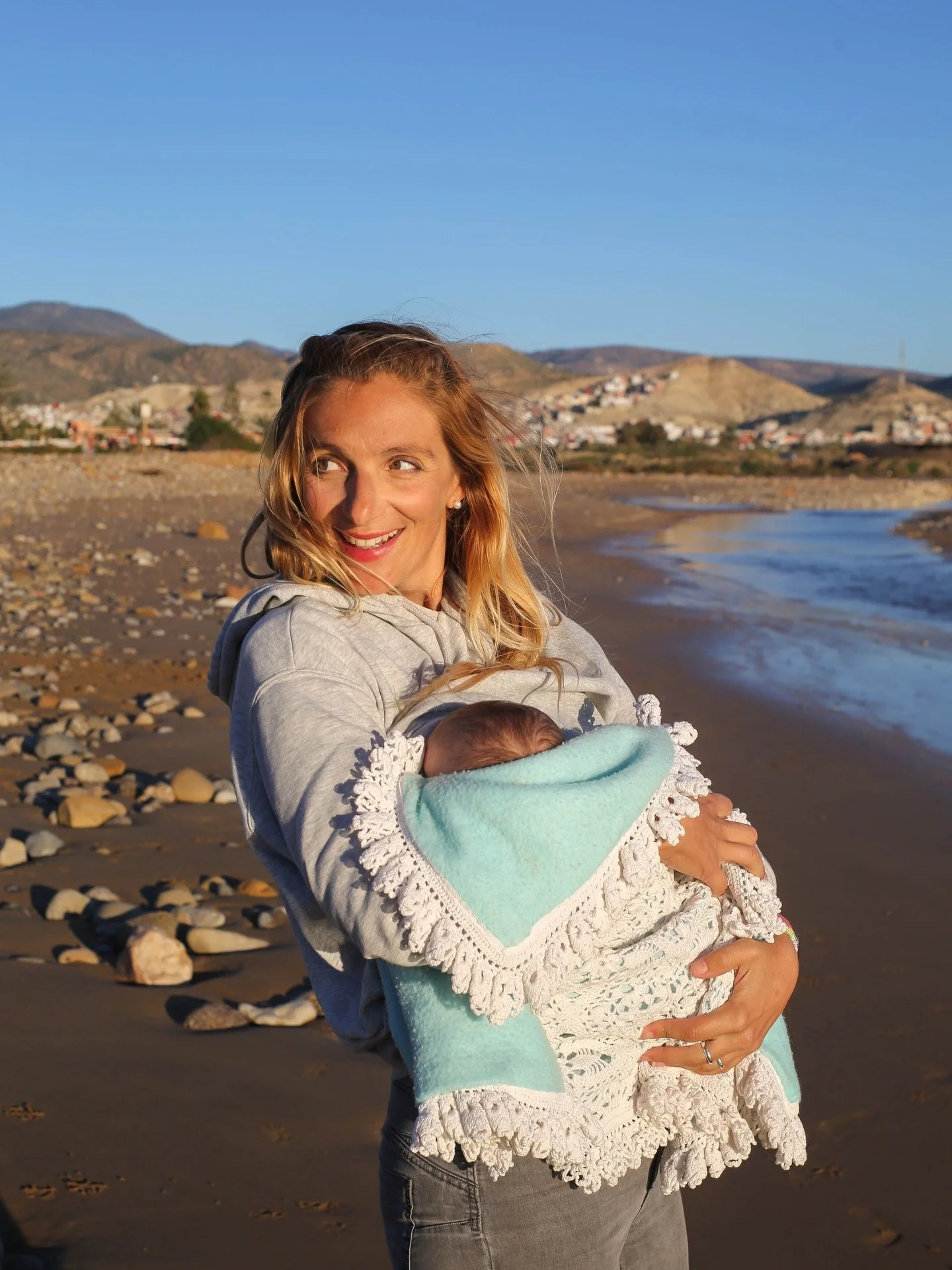 Pour &ecirc;tre honn&ecirc;te en janvier ma pellicule est pleine d&rsquo;elle : un b&eacute;b&eacute; doux en balade, au studio, avec son papa, en pijama, en selfie, en sourire&hellip;😁
Parce que tout change, je d&eacute;couvre que je peux aimer enc