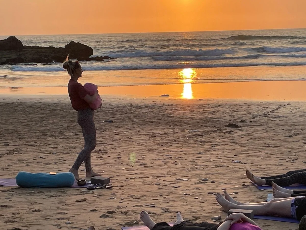 Que la magie op&egrave;re ✨

Qu&rsquo;elles sont belles ces pratiques de yoga au coucher du soleil . Quelle chance de guider ces moments uniques sur la plage🙏🏻

&bull;Vivre cette session profonde au bruit des vagues
&bull;S&rsquo;ancrer dans un mom